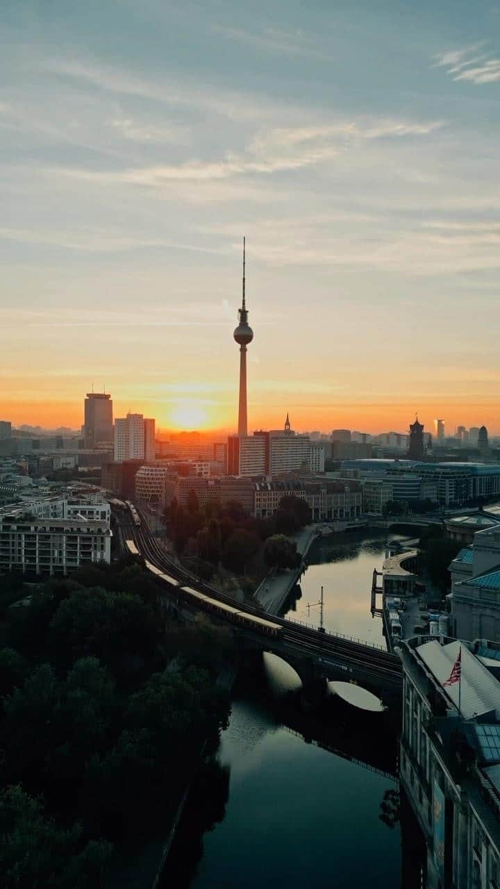 Thomas Kakarekoのインスタグラム：「sometimes you need distance to feel closer  #berlin」