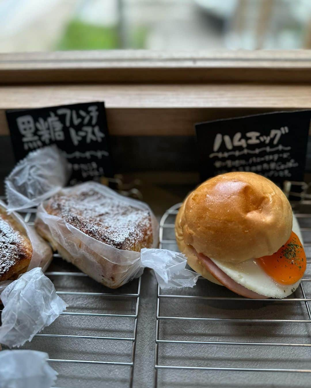 happyyopyさんのインスタグラム写真 - (happyyopyInstagram)「沖縄はパン屋さんも すごく有名なんだね🥐 食べれるところが広々してて 快適だったし、パンの種類も豊富でおいしかった😋✨  #よぴコーデ #cavezarosso #caveza_snap #沖縄 #沖縄旅行 #沖縄グルメ #沖縄カフェ #沖縄観光 #沖縄観光スポット #沖縄コーデ #旅行コーデ」10月7日 17時12分 - happyyopy