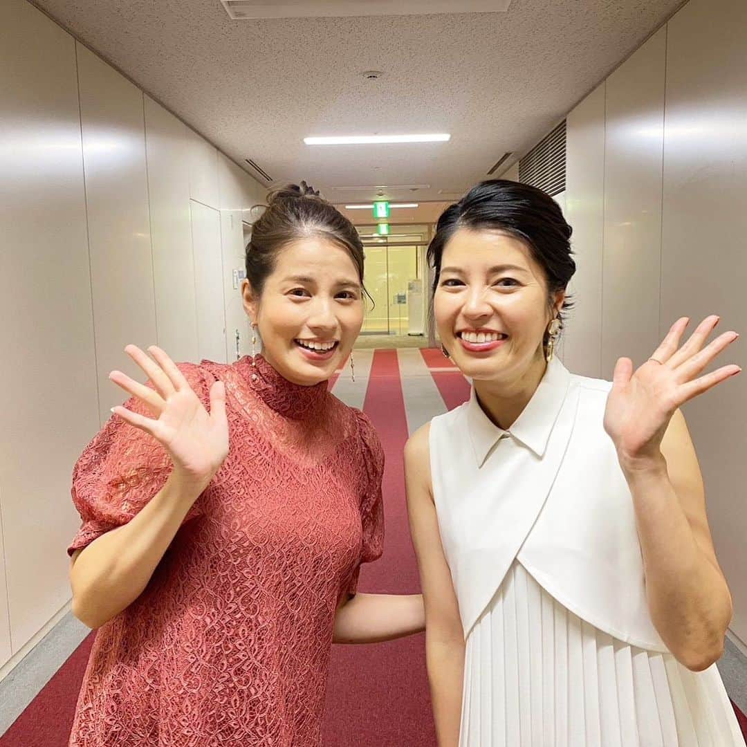 神田愛花さんのインスタグラム写真 - (神田愛花Instagram)「今日夜9:00〜🩷 フジテレビ『爆笑そっくりものまね紅白歌合戦スペシャル』に出演しています✨ MCの永島優美アナウンサーと写真を撮らせて頂きました📷 おこがましいのは承知ですが、私時々、永島アナと間違われるんです😆 こんな綺麗な方と間違われるなんて嬉しい限り‼️ 『ぽかぽか』で私が夏休みの時に代行もして下さり、ようやく直接お礼もお伝え出来ました💕 収録はずーーっと大笑いしていて、顔の筋肉がどこかに行っちゃいました🤣 是非ご覧下さい✨✨✨  #NYC #ニューヨーク #Barbie #バービー #pink #ピンク #フジテレビ #ものまね紅白 #永島優美 アナウンサー #念願のお写真 #神田愛花」10月7日 17時14分 - aikakanda