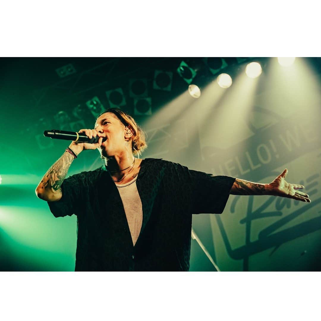 降谷建志さんのインスタグラム写真 - (降谷建志Instagram)「THE RAVENS  Scarecrows Tour 名古屋〜京都〜福岡〜5日ぶりの東京へ  ライブハウスで紛れも無い目の前の皆に 借り物じゃない自分の言葉を伝える事が出来て良かった LOGOSはホントごめんね、力貸してくれてありがとう！ 来年必ず恩返しに行かせて下さい！  再び路地裏のライブハウスでお逢い出来る日を心待ちにしております また遊んでねっ  Photo by @shot.row  素敵に切り取ってくれてありがとう ツアー全通楽しもぜっ♡」10月7日 17時14分 - kj_kenji_furuya