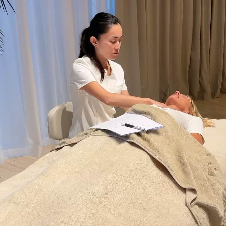 朝井麗華のインスタグラム：「Public session in Nice🇫🇷 The patient suffers from severe stress and is a heavy smoker. Before the session I sensed her past trauma in her left eye and lungs. And we released those because they wanted to come out.  reaction> She said, ``Her hands are floating,'' and she naturally posed for the photo with both hands (Photo ②). This pose was probably the most suitable for releasing negative energy from the lungs. Cells know the answer.  Furthermore, her feet started shaking (Video ③), and the tremors spread throughout her entire body (Video ④). As you can see, she did a trauma release on her own, shaking every cell in her body.  Patient's voice〉 “So much happened during the session that by the end I was left wondering if it was a dream or reality. And it was real! It's amazing how she can't control her own body in Reika's hands. ” He talked about many other things, so please watch video ⑤.  Furthermore, the next day ``All that stress has completely disappeared from my mind, and I feel very calm, and I haven't smoked a single cigarette since yesterday!'' she said. (Image ⑥)  This was on September 5th, and she hasn't smoked since that day (as of October 5th: 1 month!)  View> She didn't want to quit smoking. However, as a result, the negative energy in her lungs disappeared, the trauma healed, and as a byproduct, she no longer needed cigarettes.  This demonstration was broadcast live by Anantara Hotel's popular therapist @myfrenchmassage . Thank you to everyone who is interested in my method!  #Reikamethod #traumarelease #traumatherapy #bodymindspirit #subconsciousmind #Tuina #lifetherapy #Lifetherapist #Orientalmedicine #France #Japan」