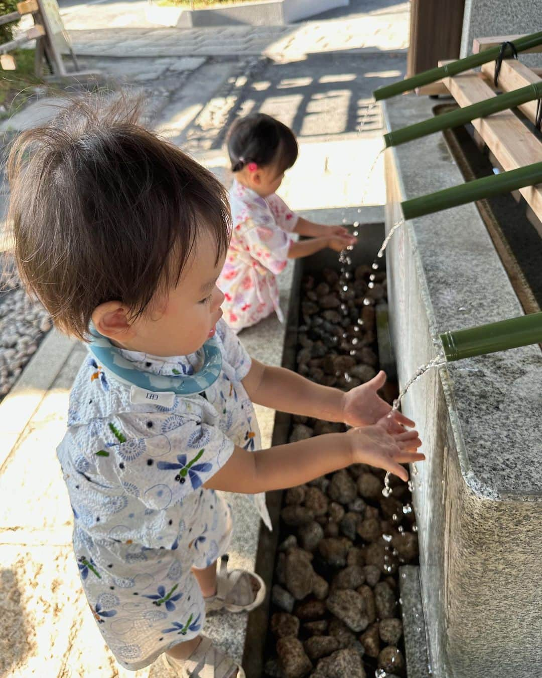 MARIEさんのインスタグラム写真 - (MARIEInstagram)「今年は夏の思い出を沢山作れて嬉しかった🌻 ⁡ お祭りや地元の花火に行ったり、 いとこたちとBBQをしたり、 山梨で両親と過ごしたり。 ⁡ 子供の笑顔が沢山見ることができて幸せでした🥰 お祭りの踊りで皆んなで輪になって踊る時に 隣のおばさまの手をずっと離さずに 楽しそうに踊っていたのと（3枚目） 初めての手持ち花火で「きれ〜い✨」 って言っていたのが可愛かった🤣（6枚目）  大好きな消防車にも乗れて大満足！🚒  #夏の思い出#お祭り#日本のお祭り#男の子ママ#1歳男の子#1歳男の子ママ」10月7日 17時18分 - marie.328