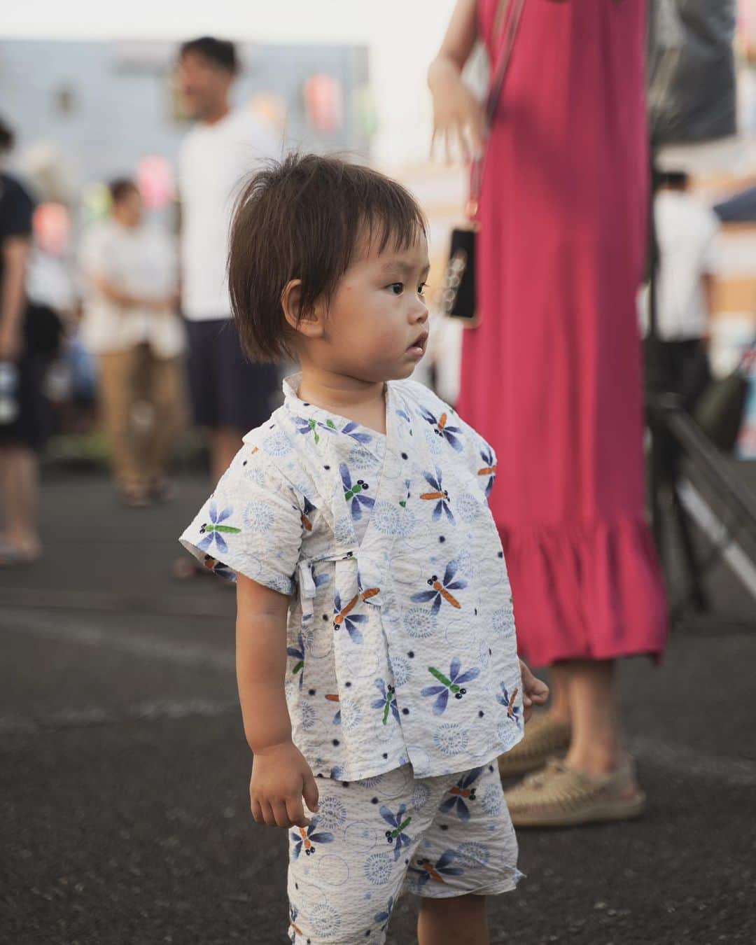 MARIEのインスタグラム：「今年は夏の思い出を沢山作れて嬉しかった🌻 ⁡ お祭りや地元の花火に行ったり、 いとこたちとBBQをしたり、 山梨で両親と過ごしたり。 ⁡ 子供の笑顔が沢山見ることができて幸せでした🥰 お祭りの踊りで皆んなで輪になって踊る時に 隣のおばさまの手をずっと離さずに 楽しそうに踊っていたのと（3枚目） 初めての手持ち花火で「きれ〜い✨」 って言っていたのが可愛かった🤣（6枚目）  大好きな消防車にも乗れて大満足！🚒  #夏の思い出#お祭り#日本のお祭り#男の子ママ#1歳男の子#1歳男の子ママ」