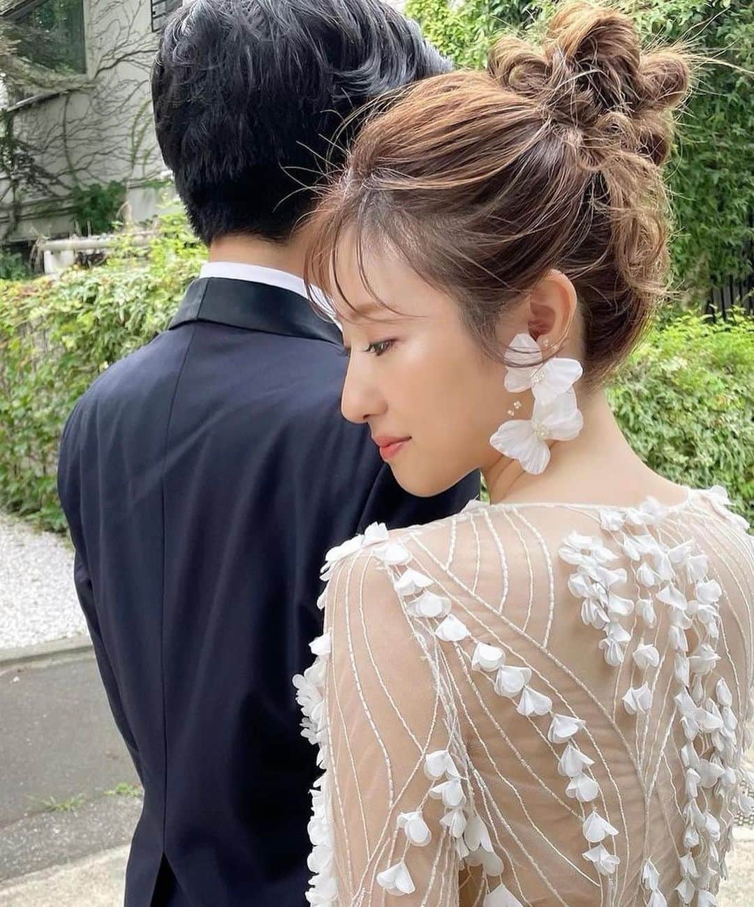 ハナユメさんのインスタグラム写真 - (ハナユメInstagram)「透け感のあるオーガンジーのロングスリーブが目を引くウエディングドレス✨ ⁡ ゆるりとくずしたお団子ヘア＆印象的なイヤリングをプラスすれば、フェミニンで洗練されたスタイリングに💕 ⁡ ▶earring　#orgablanca #オルガブランカ ▶dress　#alexandragrecco ⁡ *…*…*…*…*…*…*…*…*…*…*…*… ⁡ 📷photo by  @moe_trunkwd さん ⁡ 素敵なお写真ありがとうございました🙇‍♀️ ⁡ *…*…*…*…*…*…*…*…*…*…*…*… ⁡ 💎ハナユメに幸せをシェアしてね #ハナユメ を付けて投稿してくださった方はご紹介させていただくかも！@hanayume_wedding　フォロー・コメントお待ちしています🙌🏻💕 ⁡ 💎式場探しに迷ったらハナユメ♡ こんな素敵な結婚式をしたい！と思ったら、ハナユメにお任せ💛ハナユメウエディングデスクでアドバイザーに相談してみてね💁‍♀️💓 投稿を保存して、アドバイザーに見せるとスムーズですよ✨ ⁡ 💎ハナユメが叶えたいこと 叶えたいのは「1組でも多くのカップル様に理想の結婚式のきっかけを」 皆さまのお力になれるよう全力でサポートします🕊️  #ハナユメ#ウェディングドレス#前撮り#ブライダルヘア#ヘアアレンジ」10月10日 6時00分 - hanayume_wedding