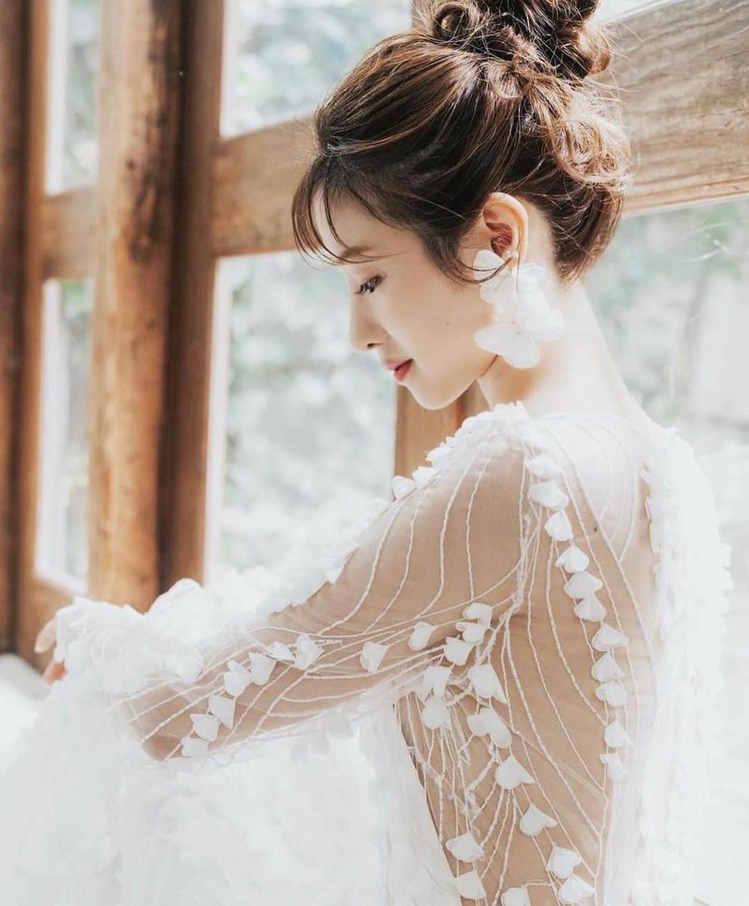 ハナユメさんのインスタグラム写真 - (ハナユメInstagram)「透け感のあるオーガンジーのロングスリーブが目を引くウエディングドレス✨ ⁡ ゆるりとくずしたお団子ヘア＆印象的なイヤリングをプラスすれば、フェミニンで洗練されたスタイリングに💕 ⁡ ▶earring　#orgablanca #オルガブランカ ▶dress　#alexandragrecco ⁡ *…*…*…*…*…*…*…*…*…*…*…*… ⁡ 📷photo by  @moe_trunkwd さん ⁡ 素敵なお写真ありがとうございました🙇‍♀️ ⁡ *…*…*…*…*…*…*…*…*…*…*…*… ⁡ 💎ハナユメに幸せをシェアしてね #ハナユメ を付けて投稿してくださった方はご紹介させていただくかも！@hanayume_wedding　フォロー・コメントお待ちしています🙌🏻💕 ⁡ 💎式場探しに迷ったらハナユメ♡ こんな素敵な結婚式をしたい！と思ったら、ハナユメにお任せ💛ハナユメウエディングデスクでアドバイザーに相談してみてね💁‍♀️💓 投稿を保存して、アドバイザーに見せるとスムーズですよ✨ ⁡ 💎ハナユメが叶えたいこと 叶えたいのは「1組でも多くのカップル様に理想の結婚式のきっかけを」 皆さまのお力になれるよう全力でサポートします🕊️  #ハナユメ#ウェディングドレス#前撮り#ブライダルヘア#ヘアアレンジ」10月10日 6時00分 - hanayume_wedding