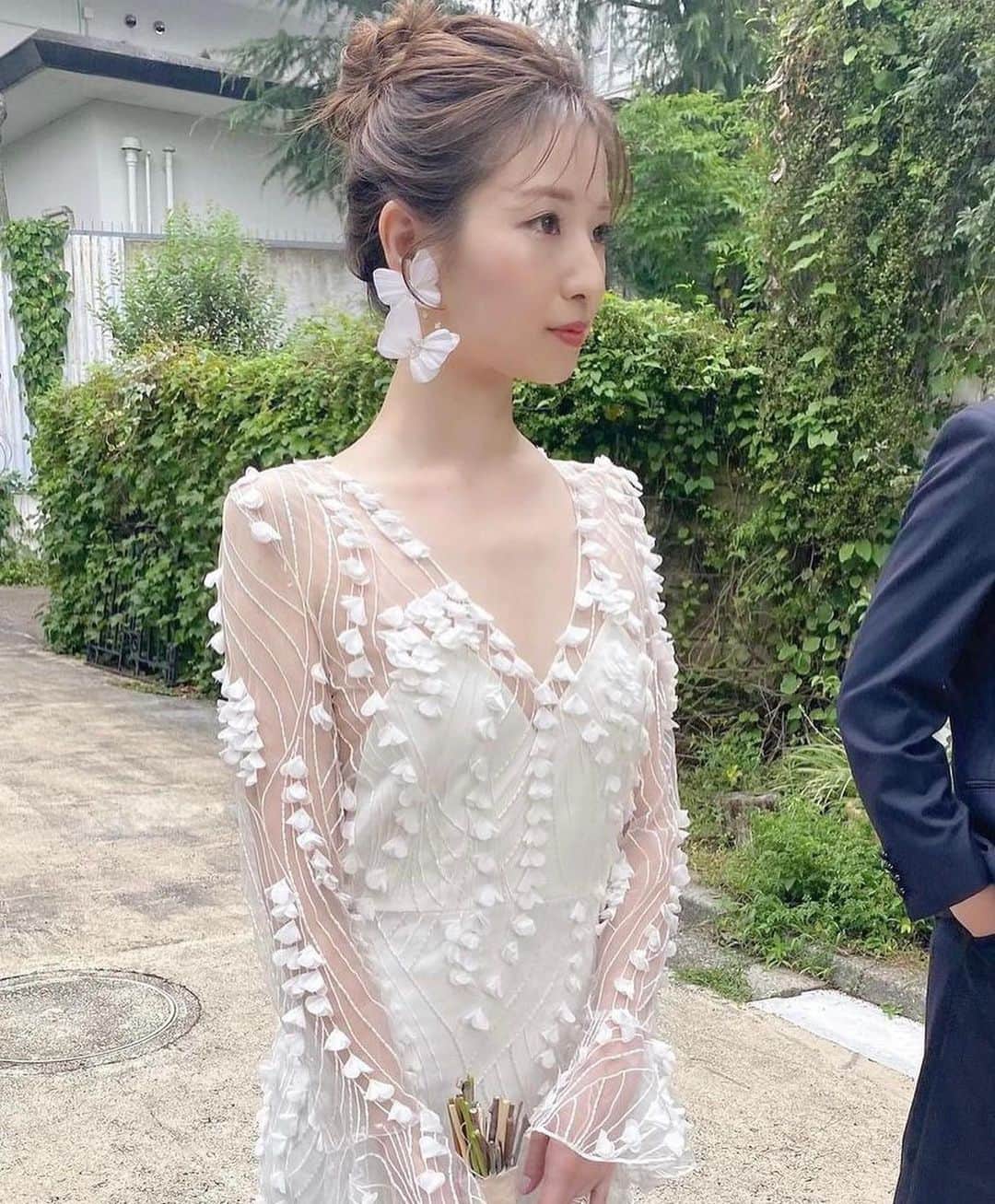 ハナユメさんのインスタグラム写真 - (ハナユメInstagram)「透け感のあるオーガンジーのロングスリーブが目を引くウエディングドレス✨ ⁡ ゆるりとくずしたお団子ヘア＆印象的なイヤリングをプラスすれば、フェミニンで洗練されたスタイリングに💕 ⁡ ▶earring　#orgablanca #オルガブランカ ▶dress　#alexandragrecco ⁡ *…*…*…*…*…*…*…*…*…*…*…*… ⁡ 📷photo by  @moe_trunkwd さん ⁡ 素敵なお写真ありがとうございました🙇‍♀️ ⁡ *…*…*…*…*…*…*…*…*…*…*…*… ⁡ 💎ハナユメに幸せをシェアしてね #ハナユメ を付けて投稿してくださった方はご紹介させていただくかも！@hanayume_wedding　フォロー・コメントお待ちしています🙌🏻💕 ⁡ 💎式場探しに迷ったらハナユメ♡ こんな素敵な結婚式をしたい！と思ったら、ハナユメにお任せ💛ハナユメウエディングデスクでアドバイザーに相談してみてね💁‍♀️💓 投稿を保存して、アドバイザーに見せるとスムーズですよ✨ ⁡ 💎ハナユメが叶えたいこと 叶えたいのは「1組でも多くのカップル様に理想の結婚式のきっかけを」 皆さまのお力になれるよう全力でサポートします🕊️  #ハナユメ#ウェディングドレス#前撮り#ブライダルヘア#ヘアアレンジ」10月10日 6時00分 - hanayume_wedding