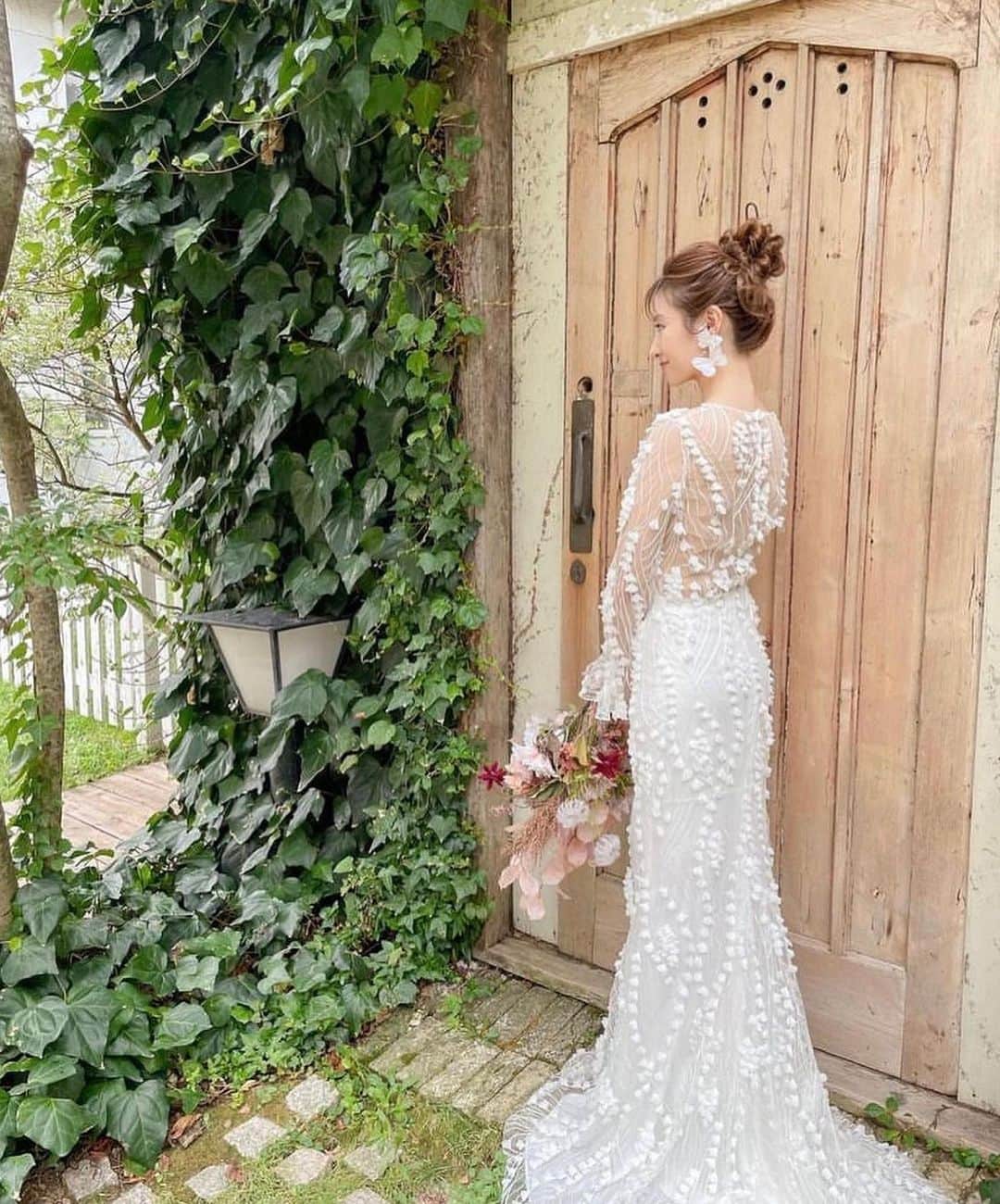 ハナユメさんのインスタグラム写真 - (ハナユメInstagram)「透け感のあるオーガンジーのロングスリーブが目を引くウエディングドレス✨ ⁡ ゆるりとくずしたお団子ヘア＆印象的なイヤリングをプラスすれば、フェミニンで洗練されたスタイリングに💕 ⁡ ▶earring　#orgablanca #オルガブランカ ▶dress　#alexandragrecco ⁡ *…*…*…*…*…*…*…*…*…*…*…*… ⁡ 📷photo by  @moe_trunkwd さん ⁡ 素敵なお写真ありがとうございました🙇‍♀️ ⁡ *…*…*…*…*…*…*…*…*…*…*…*… ⁡ 💎ハナユメに幸せをシェアしてね #ハナユメ を付けて投稿してくださった方はご紹介させていただくかも！@hanayume_wedding　フォロー・コメントお待ちしています🙌🏻💕 ⁡ 💎式場探しに迷ったらハナユメ♡ こんな素敵な結婚式をしたい！と思ったら、ハナユメにお任せ💛ハナユメウエディングデスクでアドバイザーに相談してみてね💁‍♀️💓 投稿を保存して、アドバイザーに見せるとスムーズですよ✨ ⁡ 💎ハナユメが叶えたいこと 叶えたいのは「1組でも多くのカップル様に理想の結婚式のきっかけを」 皆さまのお力になれるよう全力でサポートします🕊️  #ハナユメ#ウェディングドレス#前撮り#ブライダルヘア#ヘアアレンジ」10月10日 6時00分 - hanayume_wedding