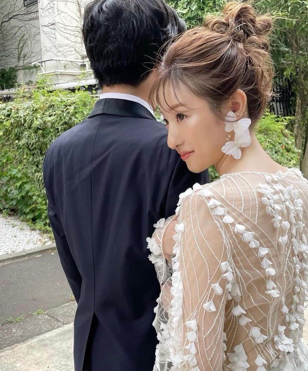 ハナユメさんのインスタグラム写真 - (ハナユメInstagram)「透け感のあるオーガンジーのロングスリーブが目を引くウエディングドレス✨ ⁡ ゆるりとくずしたお団子ヘア＆印象的なイヤリングをプラスすれば、フェミニンで洗練されたスタイリングに💕 ⁡ ▶earring　#orgablanca #オルガブランカ ▶dress　#alexandragrecco ⁡ *…*…*…*…*…*…*…*…*…*…*…*… ⁡ 📷photo by  @moe_trunkwd さん ⁡ 素敵なお写真ありがとうございました🙇‍♀️ ⁡ *…*…*…*…*…*…*…*…*…*…*…*… ⁡ 💎ハナユメに幸せをシェアしてね #ハナユメ を付けて投稿してくださった方はご紹介させていただくかも！@hanayume_wedding　フォロー・コメントお待ちしています🙌🏻💕 ⁡ 💎式場探しに迷ったらハナユメ♡ こんな素敵な結婚式をしたい！と思ったら、ハナユメにお任せ💛ハナユメウエディングデスクでアドバイザーに相談してみてね💁‍♀️💓 投稿を保存して、アドバイザーに見せるとスムーズですよ✨ ⁡ 💎ハナユメが叶えたいこと 叶えたいのは「1組でも多くのカップル様に理想の結婚式のきっかけを」 皆さまのお力になれるよう全力でサポートします🕊️  #ハナユメ#ウェディングドレス#前撮り#ブライダルヘア#ヘアアレンジ」10月10日 6時00分 - hanayume_wedding
