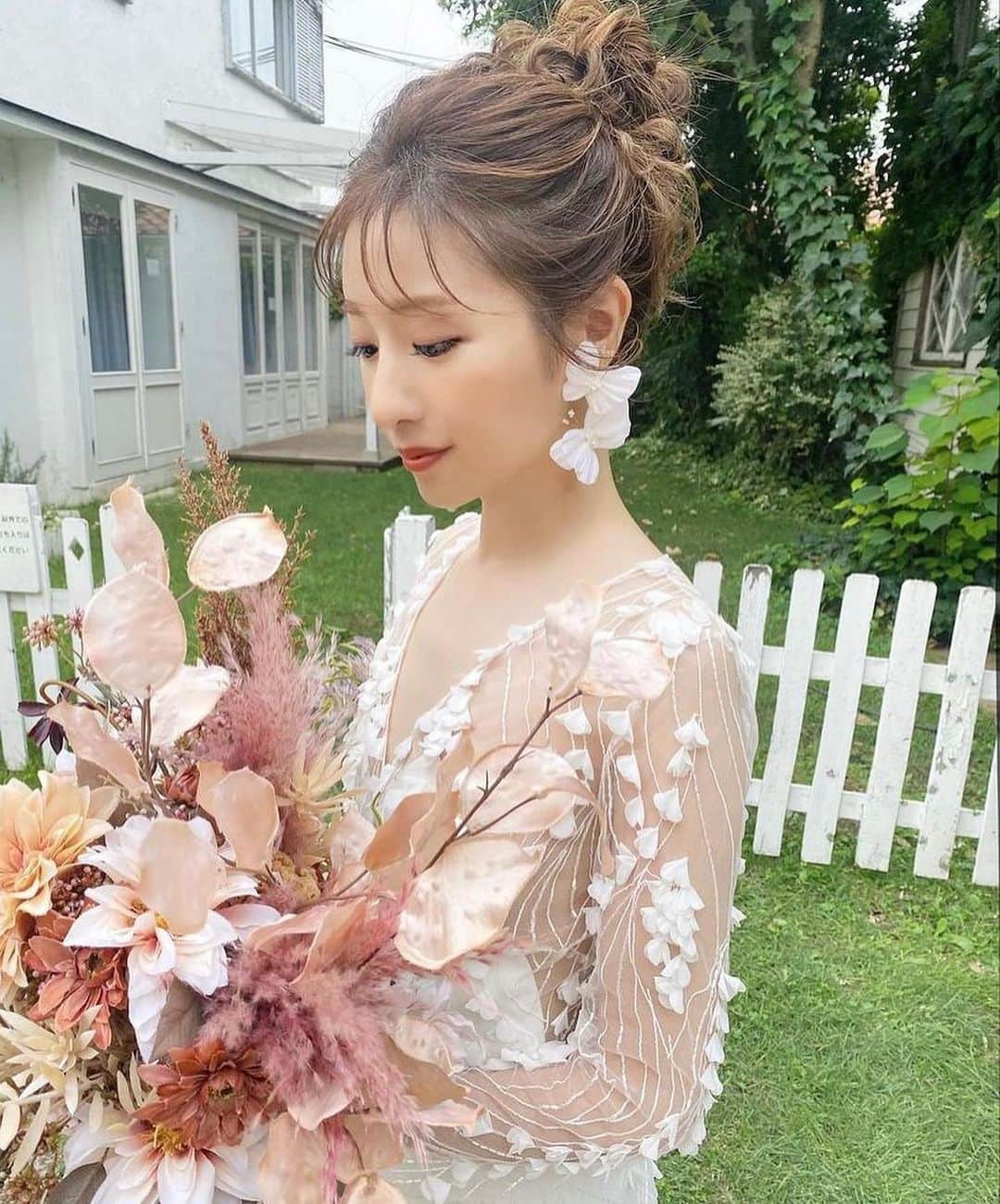 ハナユメさんのインスタグラム写真 - (ハナユメInstagram)「透け感のあるオーガンジーのロングスリーブが目を引くウエディングドレス✨ ⁡ ゆるりとくずしたお団子ヘア＆印象的なイヤリングをプラスすれば、フェミニンで洗練されたスタイリングに💕 ⁡ ▶earring　#orgablanca #オルガブランカ ▶dress　#alexandragrecco ⁡ *…*…*…*…*…*…*…*…*…*…*…*… ⁡ 📷photo by  @moe_trunkwd さん ⁡ 素敵なお写真ありがとうございました🙇‍♀️ ⁡ *…*…*…*…*…*…*…*…*…*…*…*… ⁡ 💎ハナユメに幸せをシェアしてね #ハナユメ を付けて投稿してくださった方はご紹介させていただくかも！@hanayume_wedding　フォロー・コメントお待ちしています🙌🏻💕 ⁡ 💎式場探しに迷ったらハナユメ♡ こんな素敵な結婚式をしたい！と思ったら、ハナユメにお任せ💛ハナユメウエディングデスクでアドバイザーに相談してみてね💁‍♀️💓 投稿を保存して、アドバイザーに見せるとスムーズですよ✨ ⁡ 💎ハナユメが叶えたいこと 叶えたいのは「1組でも多くのカップル様に理想の結婚式のきっかけを」 皆さまのお力になれるよう全力でサポートします🕊️  #ハナユメ#ウェディングドレス#前撮り#ブライダルヘア#ヘアアレンジ」10月10日 6時00分 - hanayume_wedding