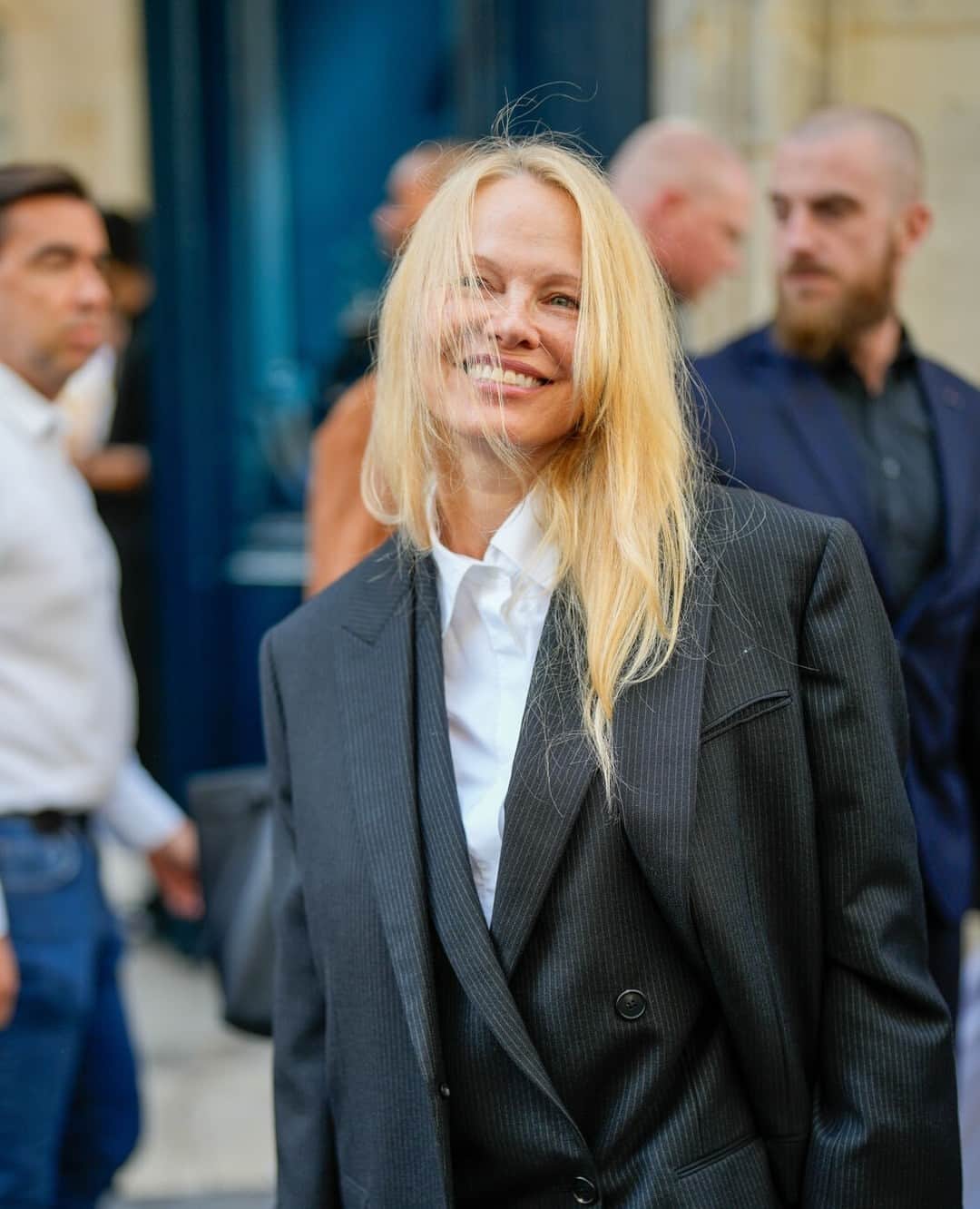 のインスタグラム：「Verden kan åbenbart ikke få nok af #PamelaAnderson - og med god grund. Særligt siden skuespillerens visit til modeugen i Paris, hvor hun sad på første række til flere store shows, og snakken især faldt på Andersons makeup-frie looks. Et helt bevidst og inspirerende move fra den kendte stjerne. Læs mere om det via link i bio. ⁠ ⁠ Foto: Miha Nino/Backgrid/Ritzau Scanpix」