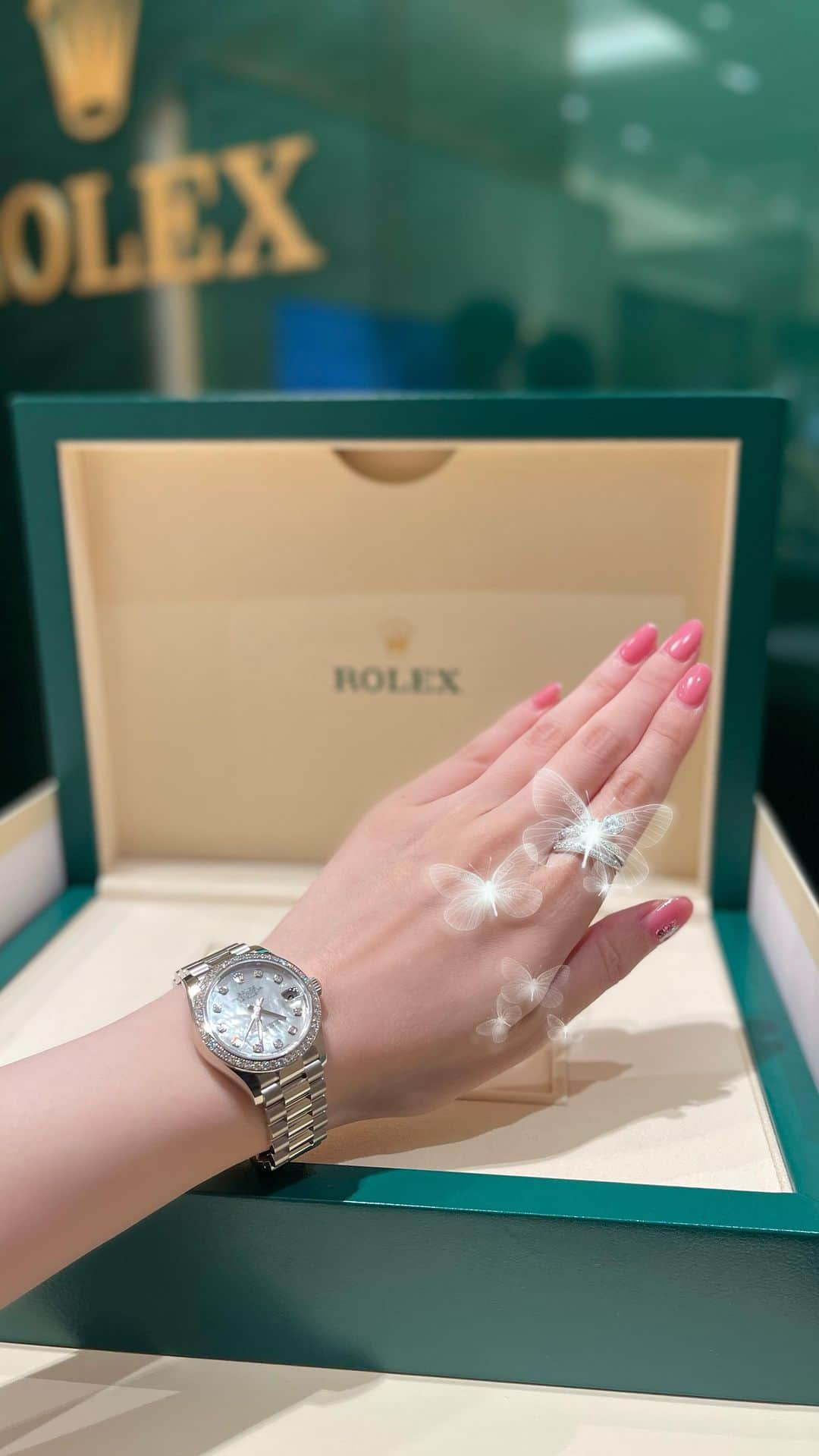 瀬戸早妃のインスタグラム：「ずっと探し回ってようやく出会えた 念願のROLEX💚  こんなに重い自分へのご褒美は初めて🥰 大切にします  #ROLEX #自分へのご褒美」