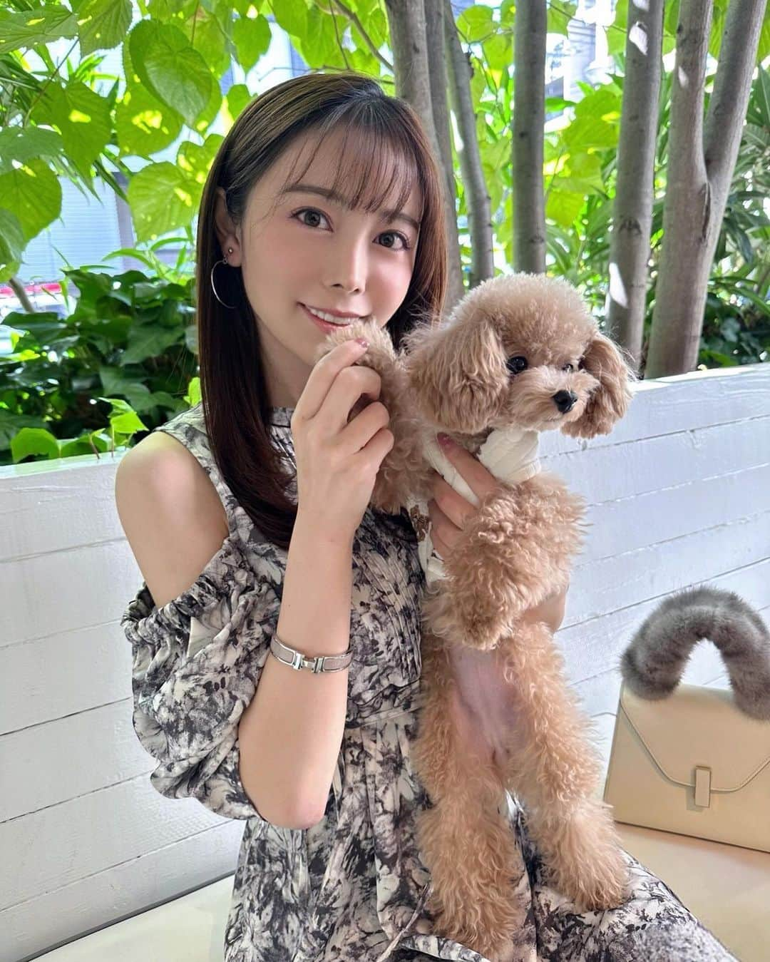 辻満里奈のインスタグラム：「ラニ(愛犬)とブランチ🐶☕️🍃  暑すぎず寒すぎず、心地の良い風が吹いていて、テラス席で食事をするには最高の天気でした☀️  ずっとこんな気温が続けばいいのになぁ〜💭🤍  ワンピースは、リリーブラウンのものです👗✨(そういえば最近？肩出しデザインが多いような気が、、、流行ってるのかな？😳)  #ブランチ #ティーカッププードル #トイプードル #愛犬 #ラニ #愛犬とお出かけ #秋 #マーサーブランチ六本木 #lilybrown #リリーブラウン #ワンピース #セントフォース #アナウンサー #辻満里奈」