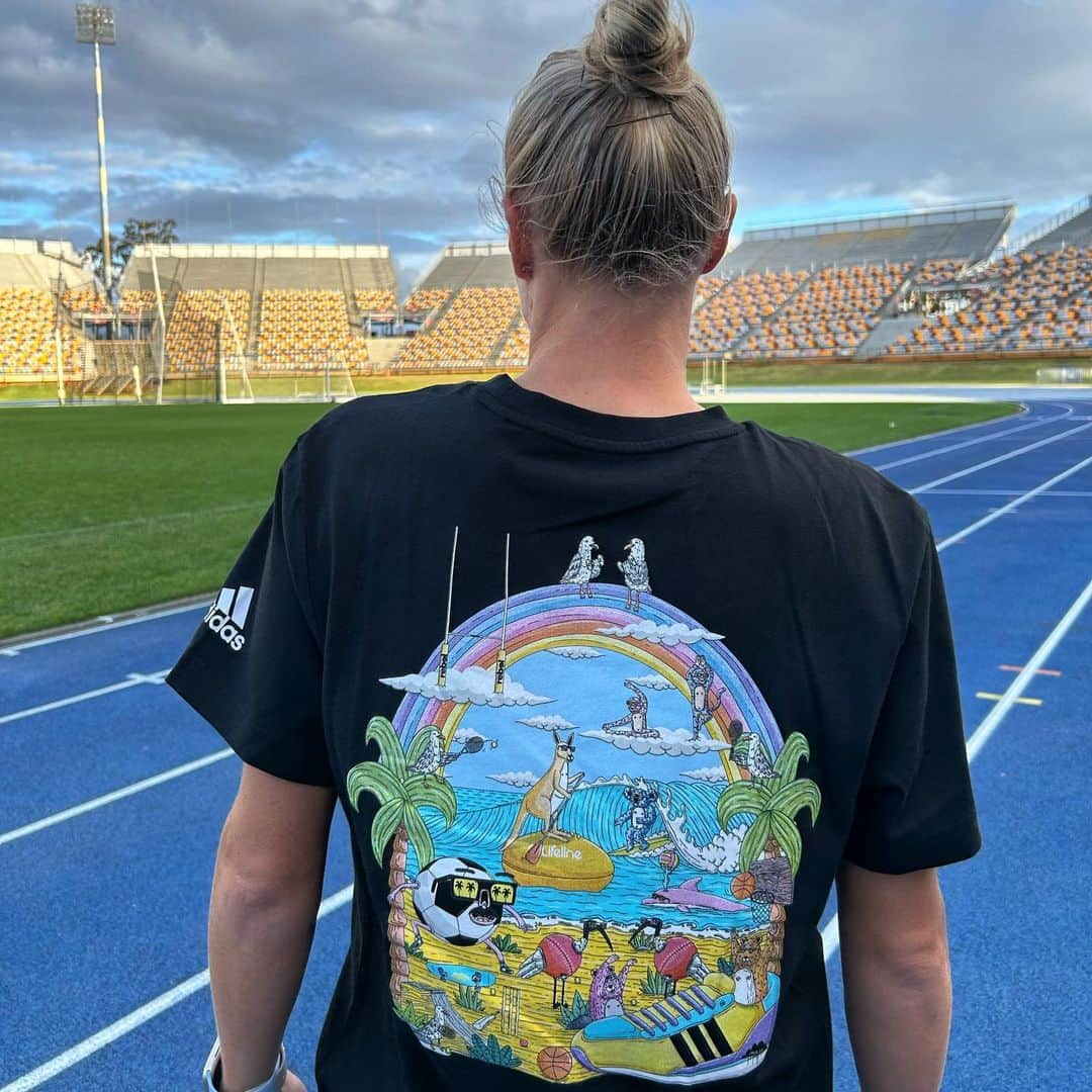 タメカ・バットさんのインスタグラム写真 - (タメカ・バットInstagram)「@adidasau & @rebelsport have put together a collection in support of @lifelineaustralia with 100% of the profits from this t-shirt going to Lifeline! Check out the collection in-store or online exclusively @rebelsport 🫶🏽」10月7日 17時22分 - tamekayallop