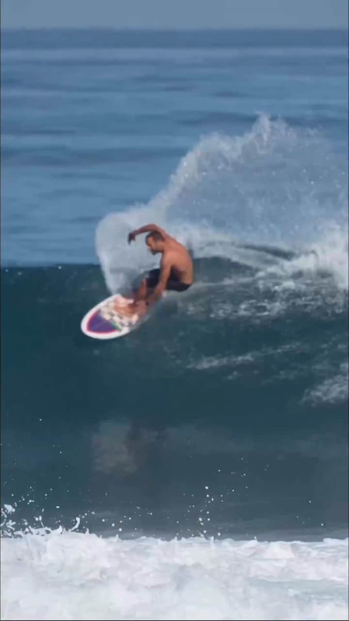 ジャック・ジョンソンのインスタグラム：「Surfs up and no shows! Just in case you’re wondering what Jack spends his time doing while he’s off tour. • Reshare ⬇️ @wheresyourboard  @jackjohnson groovin’🙌⚡️ .  . . . . . #jackjohnson #surfing #surfstyle #surfer #hawaiisurfing #surfart #surf #freesurf #surfinglife #surfskate #northshore #surfhawaii #surflife #surfmusic #legend」