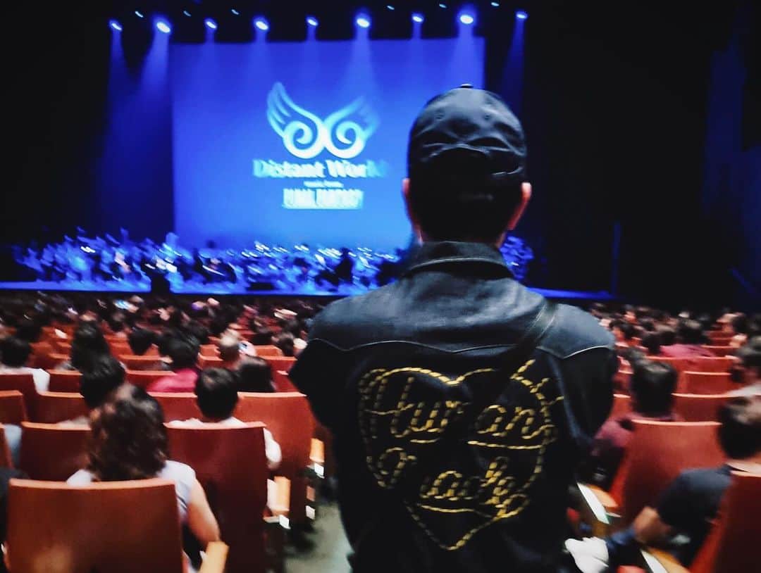 林俊傑のインスタグラム：「Not many know how big an influence the Final Fantasy series has had on me all these years, especially its music soundtrack. Attending the Distant Worlds concert brought back many memories of myself playing Aerith’s Theme on the piano as a little kid, to eventually writing my own songs and gaming music. Soakin it all in~」