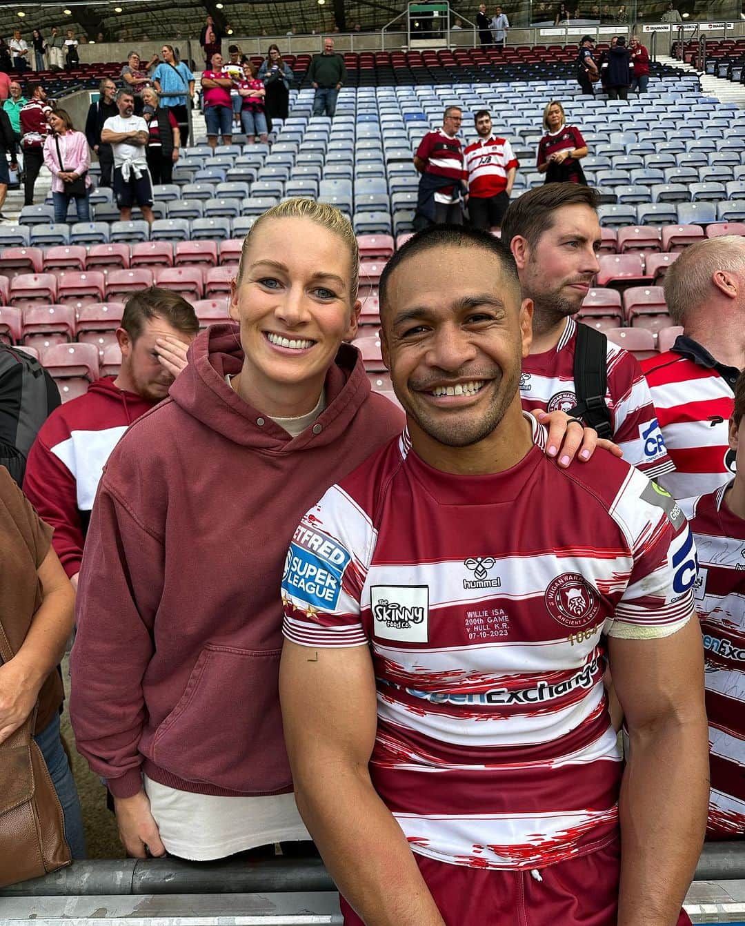 ジェンマ・ボナーのインスタグラム：「Proud doesn’t come close! 🥹❤️ 200 games for @wiganwarriorsrl + into the grand final! 🥳  From the minute you came out of surgery, your dedication + commitment to get back from your injury and make this game was unbelievable. You have worked so hard for this moment and I am so thankful I could be there to share it with you (even if it was just for the 2nd half🤣🫣🙏)」