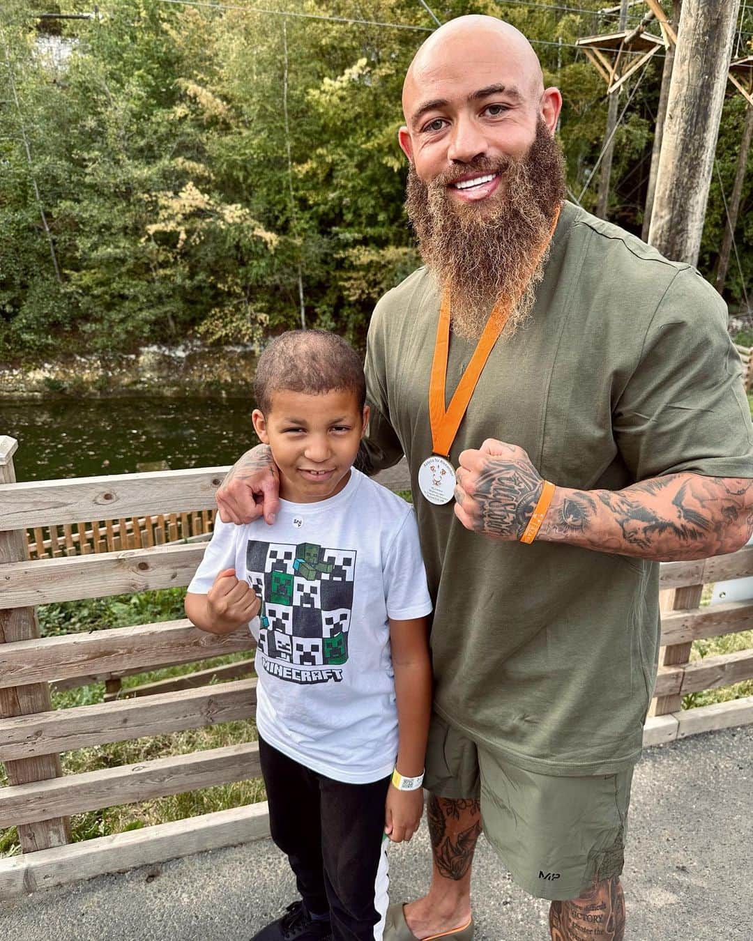 アシュリー・ケインのインスタグラム：「Today I had the absolute honour of finally meeting the young champ Alexander after raising £39,360 2 years ago during Christmas for him and his family with the Azaylia for Alexander Christmas Marathon 🦁  We also donated £10,000 from The Azaylia Foundation so they reached their goal for life saving treatment in Germany for their special young boy 🧡  Seeing him today, giving him a hug and watching him smile and enjoy all the rides was just priceless, wholesome and just solidified the importance of the work we are doing and the support that all of you are giving us ✊🏾  Thank you to Alexander and his family for inviting me and thank you to our community for helping us achieve impactful and life changing things 🙏🏾  Azaylia you are continuing to make this world a better place my angel 👼🏼」