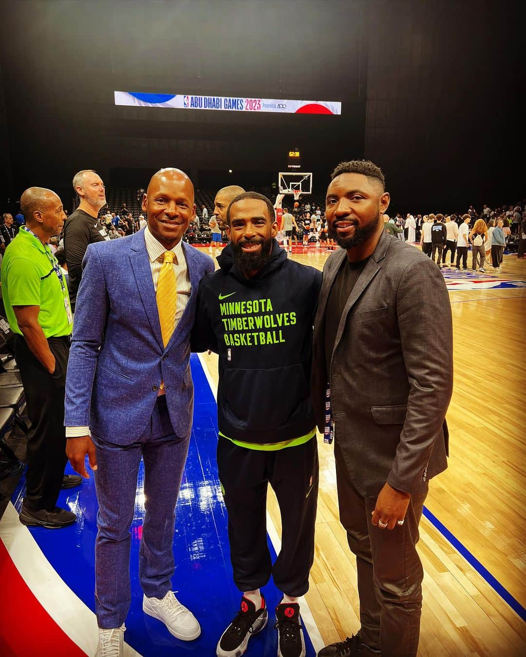 レイ・アレンさんのインスタグラム写真 - (レイ・アレンInstagram)「What a great experience for all of us in attendance tonight at #abudhabigames2023 @timberwolves vs. @dallasmavs Thank you to everyone in the U.A.E. And Abu Dhabi for being gracious hosts and allowing us all from @nba community to bring our players, legends, and teams to the Middle East so you can see up close and personal just how truly great the game of basketball and our players are. @matrix31 @gary.payton.20 @kennysmith @moneymase8 @the_original_crossover_king @screaming22 @mac11 #etihadarena」10月8日 3時19分 - trayfour