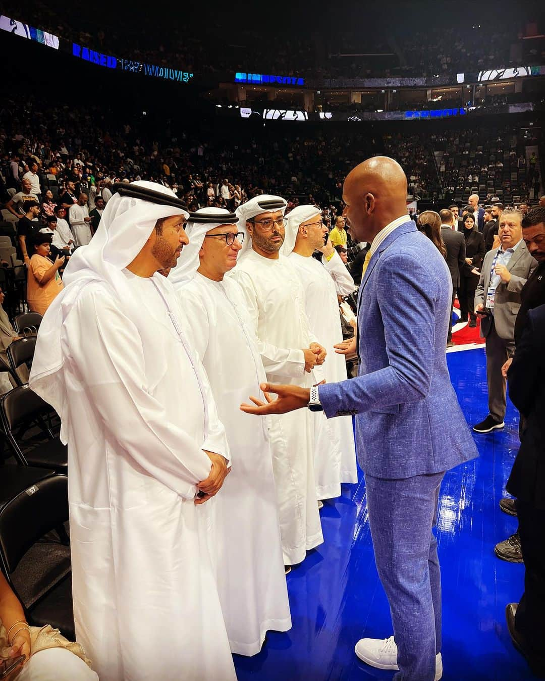 レイ・アレンのインスタグラム：「What a great experience for all of us in attendance tonight at #abudhabigames2023 @timberwolves vs. @dallasmavs Thank you to everyone in the U.A.E. And Abu Dhabi for being gracious hosts and allowing us all from @nba community to bring our players, legends, and teams to the Middle East so you can see up close and personal just how truly great the game of basketball and our players are. @matrix31 @gary.payton.20 @kennysmith @moneymase8 @the_original_crossover_king @screaming22 @mac11 #etihadarena」