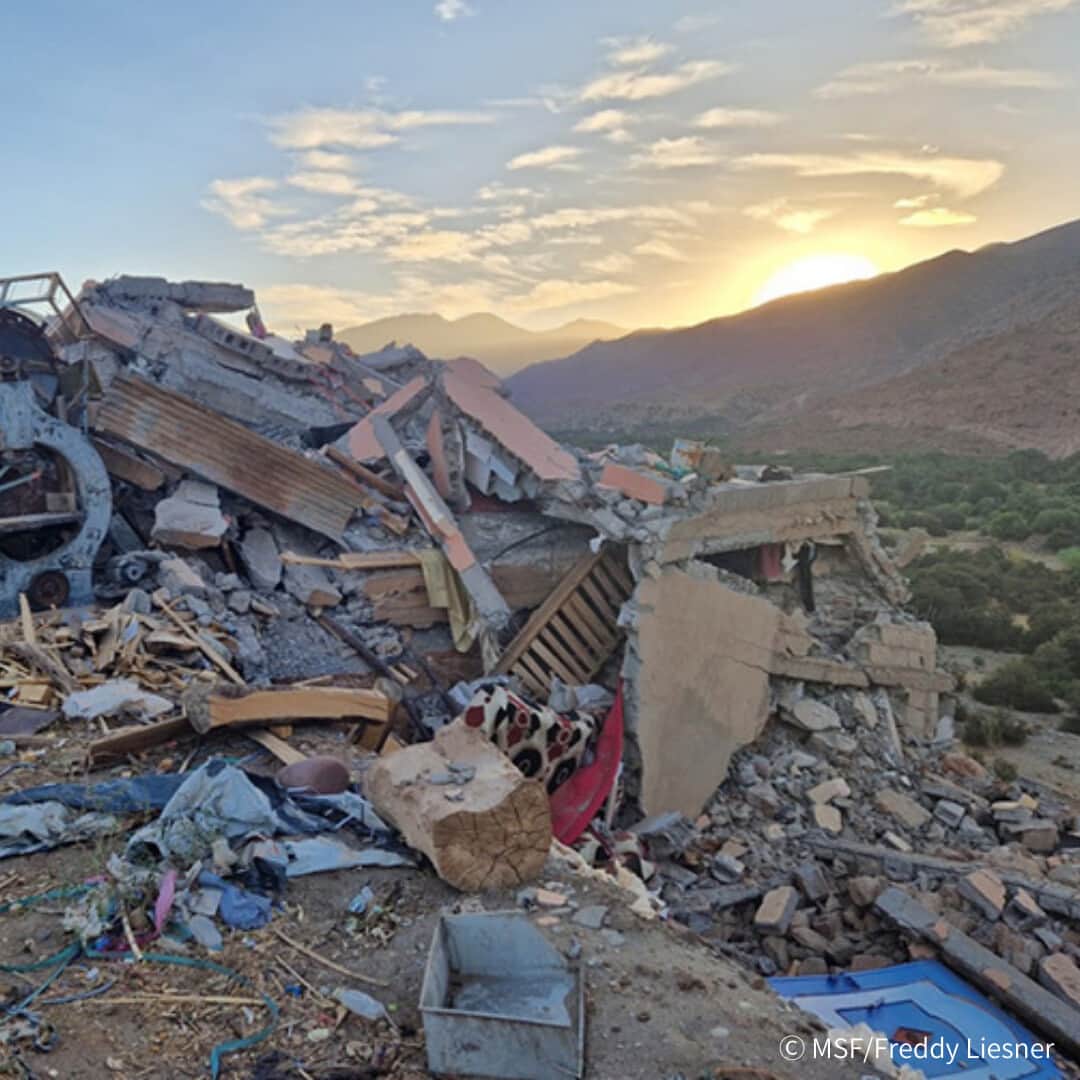 国境なき医師団さんのインスタグラム写真 - (国境なき医師団Instagram)「マグニチュード6.8の地震がモロッコ中部を襲ってから１カ月。国境なき医師団は被災した人びとの心のケアに重点を置いて活動しています。  緊急対応チームの一員として活動した看護師のフジア・バラは、地震の影響を大きく受けた村の人びとの心のケアを担当しました。  150人以上と会ったフジアは、人びとが受けた衝撃の大きさを実感したといいます。誰もが恐怖と不安を口にし、ショックの大きさから最初は話すことができない人もいました。  「地震を生き延びる。そんなトラウマ的な体験を経験した人には、心のケアを受けられる機会を増やし、早急な対応が必要です。人びとには目に見える傷だけではなく、目には見えない心の傷がある──それを忘れてはいけません」  フジアは心のケアの大切さを、こう語ります。  👇詳しい記事はプロフィール欄のリンクから、ウェブサイトの「活動ニュース」へ @msf_japan  #国境なき医師団 #MSF #モロッコ #モロッコ地震 #医療援助 #人道援助 #被災地 #心のケア #メンタルヘルス」10月8日 9時30分 - msf_japan