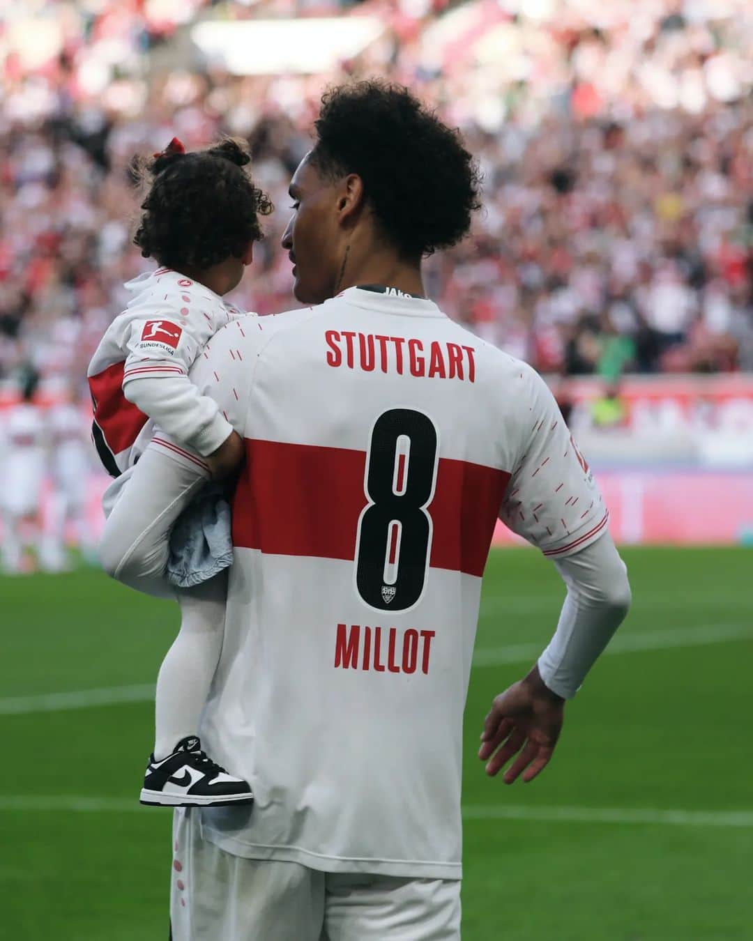 VfBシュトゥットガルトのインスタグラム：「Genießt den Abend mit eurer 🤍❤️ Familie! 🙏🥰  #VfBWOB 3:1 #VfB #bundesliga #vfbstuttgart #vfbstuttgart1893 #auscannstatt #furchtlosundtreu #heimsieg #VfBInsta」