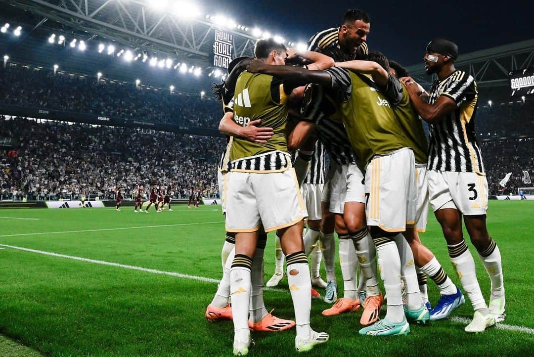 フィリップ・コスティッチさんのインスタグラム写真 - (フィリップ・コスティッチInstagram)「Derby win feeling ✌️🔥 Proud of the team! Torino é bianconera 🤍🖤  #JuveToro | #SerieA | #WSA」10月8日 3時54分 - filipkostic