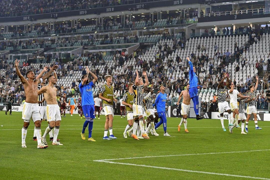 フィリップ・コスティッチさんのインスタグラム写真 - (フィリップ・コスティッチInstagram)「Derby win feeling ✌️🔥 Proud of the team! Torino é bianconera 🤍🖤  #JuveToro | #SerieA | #WSA」10月8日 3時54分 - filipkostic