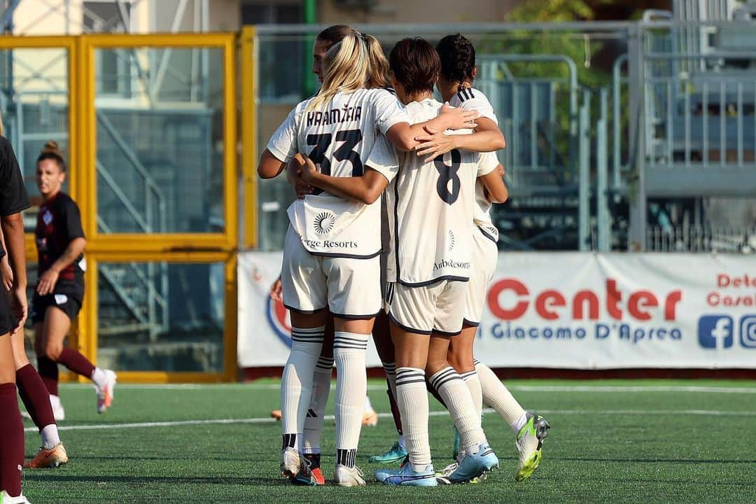 熊谷紗希さんのインスタグラム写真 - (熊谷紗希Instagram)「+3 points 💛❤️ @asromawomen  Focus on the next 🔥👊🏻 アウェーで重要な勝ち点3、そしてゴールもできて良かったです🙌🏻どんどんゴールも狙っていきます😝⚽️ 次は水曜日🆑💪🏻またいい準備をしていきます👍🏻  #感謝 #背番号は8 #そろそろ覚えてね」10月8日 3時54分 - kumagai1017