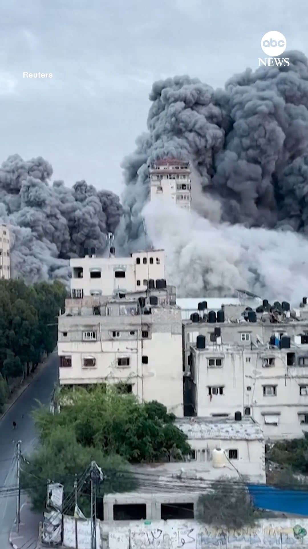 ABC Newsのインスタグラム：「Video shows the moment a high-rise building in Gaza City was struck by Israeli warplanes, spewing plumes of thick black smoke into the air. The Gaza Interior Ministry said the building housed approximately 100 families.  The Palestinian Health Authority said 198 are dead and 1,610 others are injured in Gaza. According to the Israeli Health Ministry, over 100 people are dead and over 900 others are injured. More at LINK IN BIO.」