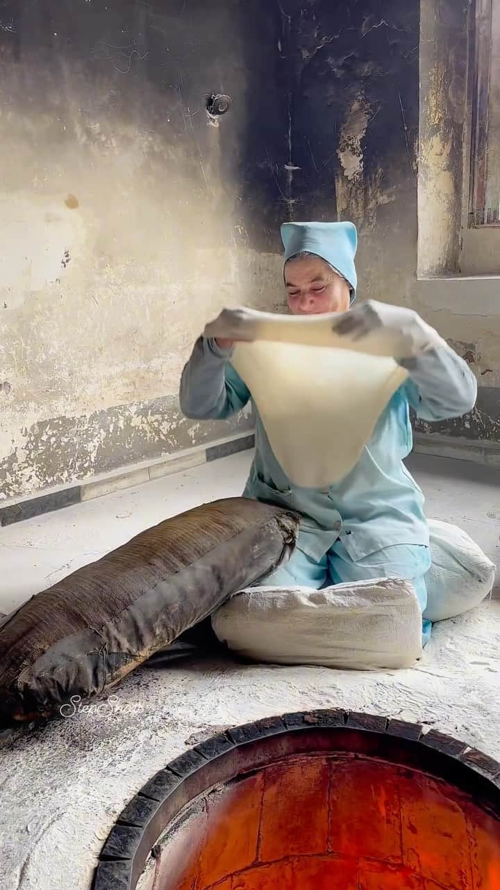 Earth Picsのインスタグラム：「@stepshots - Baking Armenian lavash bread in traditional way. Traditionally, lavash is baked in a “tonir” — a clay oven dug into the ground. The dough is slapped onto the hot interior walls of the oven and bakes very quickly due to the high heat.   lavash is often paired with cheeses, herbs, meats, or used as a wrap. It has a cultural significance in Armenia, symbolizing life and wisdom. Enjoy your homemade lavash!  🎥 @stepshots」