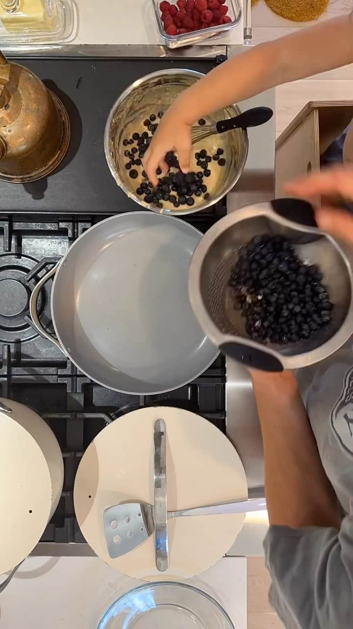 ナッシュ・グリアのインスタグラム：「Pancakes & history channel kinda morning 🫐🥞」
