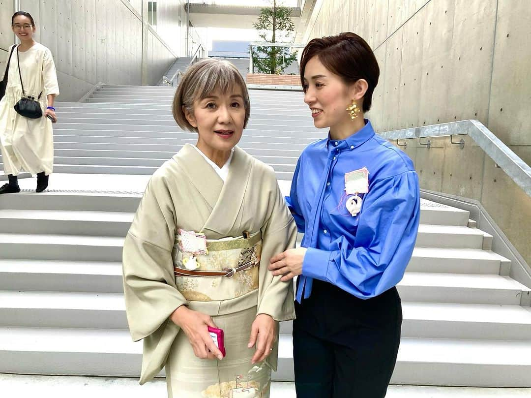 大澄れい（大崎緑）さんのインスタグラム写真 - (大澄れい（大崎緑）Instagram)「京都芸大移転オープニングセレモニーにて  \\ 赤松学長との4コマ劇場 //  ① 私「赤松学長〜！お写真撮ってくださ〜い！ぜひ、宝塚ぽいポーズでお願いしますっ！」 学長「ええ、宝塚ポーズ、、、！？」  ② 私「学長は両手を胸の前でクロスを。」  ③ 学長「ちょっと待って、腕時計とるわっ！」  ④ 秘書「はい、ポーズ！」  私が何も言わずとも、目線もバッチリ決まって、とってもチャーミングな赤松学長！さすがでございます！  赤松学長、ありがとうございました〜！  このくんだりが、なんと上階からも見られておりました。笑  #京都市立芸術大学・美術工芸高等学校 #移転オープニングセレモニー #司会進行」10月7日 19時18分 - midori.ozaki