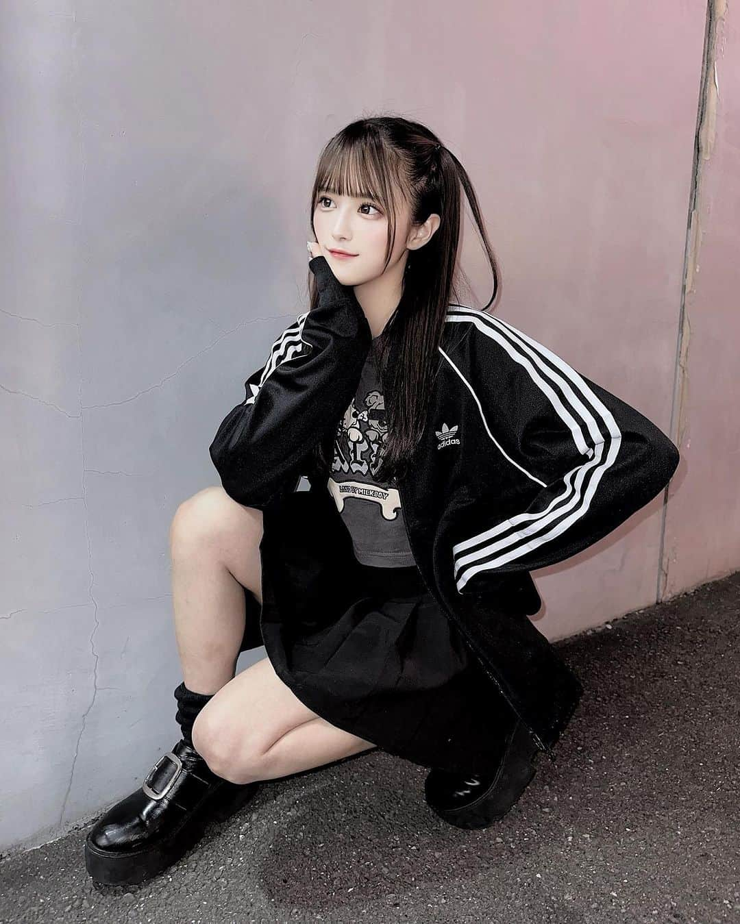 葉月沙耶さんのインスタグラム写真 - (葉月沙耶Instagram)「🖤💭  ｽﾄﾚｰﾄﾊｰﾌﾁｭｲﾝ‪‪♡  #adidas #アディダス #アディダスコーデ #アディダスジャージ #ジャージコーデ #ガルフィー #ハーフツイン #ハーフツイン #アイドル前髪 #land #bubbles #bubblestokyo #ルーズソックス #黒コーデ #ジャージ #プリーツスカート」10月7日 19時18分 - sayapon_310