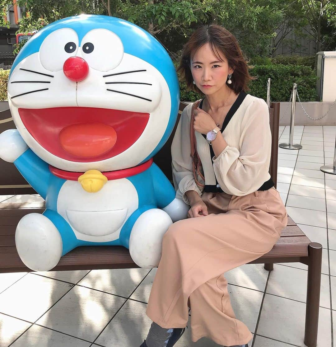 葵さんのインスタグラム写真 - (葵Instagram)「今日は英検が終わって、息子が行きたいと言ったお台場へ💓  〜PR〜 @coach_japan のもともと持っていたカバンと新しい時計をリンクさせてデートしてきたよ🎶 どちらも可愛いピンク柄💕 時計はキラキラしてめっちゃ可愛い😍  どんな服装にも合うよね❗️ 箱もピンクで可愛い😍 しかもこちら気づいた方いるかな、ピンクリボンなんだよね❣️ 6時位置に国際的なシンボルであるピンクリボンマーカーを採用し、乳がんの早期発見・早期治療の啓発を目的とした1本です。 このモデルの売上の一部は乳がん研究基金に寄付されます。  素敵な時計に出会えて嬉しい😆 #PR #コーチ #coach #hms #QOL #腕時計 #コーデ　#coachwatch」10月7日 19時18分 - dolphin_coconut