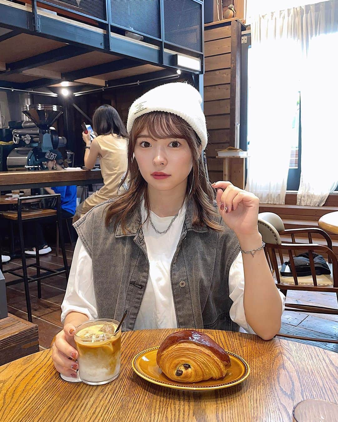 橋本紗奈のインスタグラム：「ニット帽コーデ🤍 . . . コーデはほぼSHEINです⺣̤̬︎︎  . ふふふ。 秋服っていいよね🍂 . . . ニット帽、Tシャツ、スカート SHEIN  カバン　ユニクロ . #コーデ #SHEIN #shein購入品 #sheingals #sheinhaul #プチプラ　#秋コーデ #秋服 #秋ネイル #帽子 #帽子コーデ #帽子アレンジ #ヘアアレンジ #ootd #ブーツコーデ　#ブーツ女子 #ユニクロ #ユニクロ購入品 #ユニクロコーデ #ユニクロ新作」