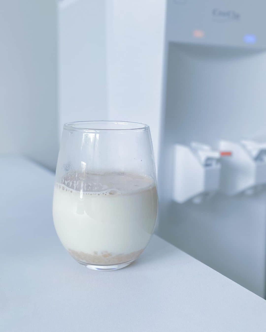 クリクラ【公式】のインスタグラム：「【きな粉のハニーミルク🥛🍯】  きな粉とホットミルクは相性抜群👍 寝る前にホッと癒されるあったかドリンク☕️✨  レシピを3枚目に載せているので 是非作ってみてくださいね😉  𓈒 𓏸 𓐍  𓂃 𓈒𓏸 𓂃◌𓈒𓐍 𓈒𓈒 𓏸 𓐍  𓂃 𓈒𓏸 𓂃◌𓈒𓐍 𓈒 「安心・安全なお水」をお届けするクリクラ🫧 @crecla.official 𓈒 𓏸 𓐍  𓂃 𓈒𓏸 𓂃◌𓈒𓐍 𓈒𓈒 𓏸 𓐍  𓂃 𓈒𓏸 𓂃◌𓈒𓐍 𓈒  #クリクラ #ウォーターサーバー #ウォーターサーバーのある生活 #ウォーターサーバーのある暮らし #ウォーターサーバー検討中 #ウォーターサーバーデビュー #ウォーターサーバーのある風景 #水を飲む #RO水 #水 #時短レシピ #簡単レシピ #節約レシピ #透明感 #透明感のある世界  #おうちレシピ #手作りレシピ  #リラックスタイム #リラックス #ホットドリンク #ホットドリンクの季節 #きな粉 #きな粉レシピ #きな粉好き #はちみつ #はちみつレシピ #ハチミツ #蜂蜜  #ホットミルク」