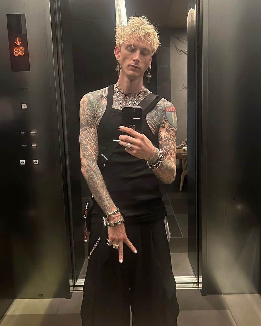 vintage Qooさんのインスタグラム写真 - (vintage QooInstagram)「@machinegunkelly with #ChanelVintage ring from @vintageqoo 🫶  Thank you for shopping with us and hope to see you next time❤️‍🔥 @meganfox also visited with him our store 😉」10月7日 19時15分 - vintageqoo