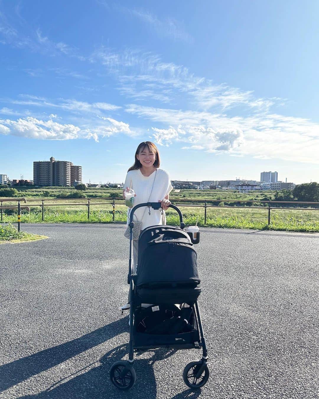 瀬賀しお（せがしぃ）のインスタグラム：「🌳  まったりお散歩👶🏻 良いお天気すぎて気持ちよかった〜！🌤️ 秋、好きだなぁ🍂♡  息子に色々な景色を見せてあげたい🌾 そしてわたしは息子の笑顔が見られたら幸せ☺️  #ママ #男の子ママ #子育て #子育て日記 #秋服 #ベビーカー #サイベックス #お散歩」