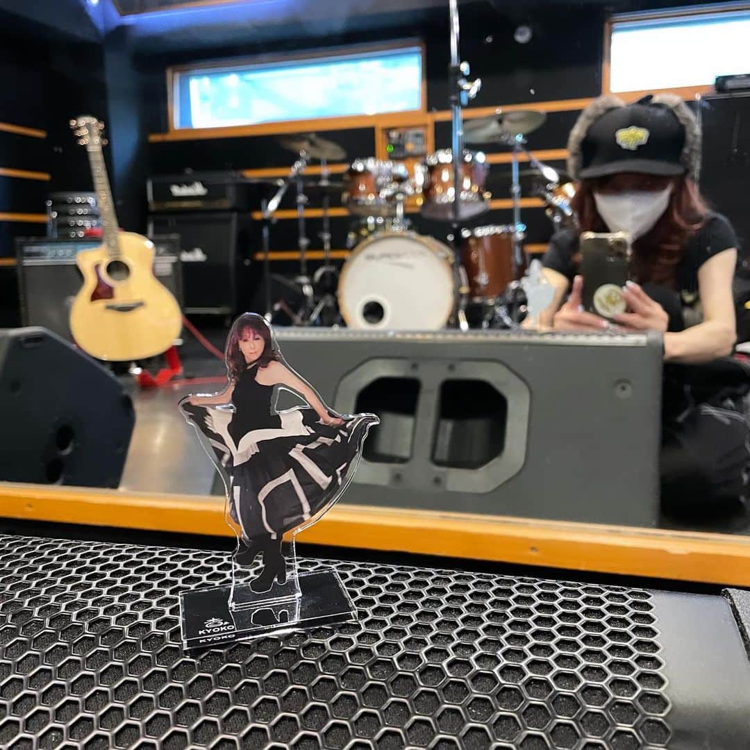 のインスタグラム：「#杏子  #billboardLive東京  いよいよ、明日です  前半戦アコースティック 〜お宝映像ちょこっと〜 後半戦イケイケドン！ドン！  ゆったりお酒飲みながら楽しんで下さいましぃ💕  んでもって、ひとりスタジオで、調整ちうなのだが。  #アクスタ 撮るのに時間かけちゃって😆  でっ、撮れたらのがコレ。。。  フツー😭」