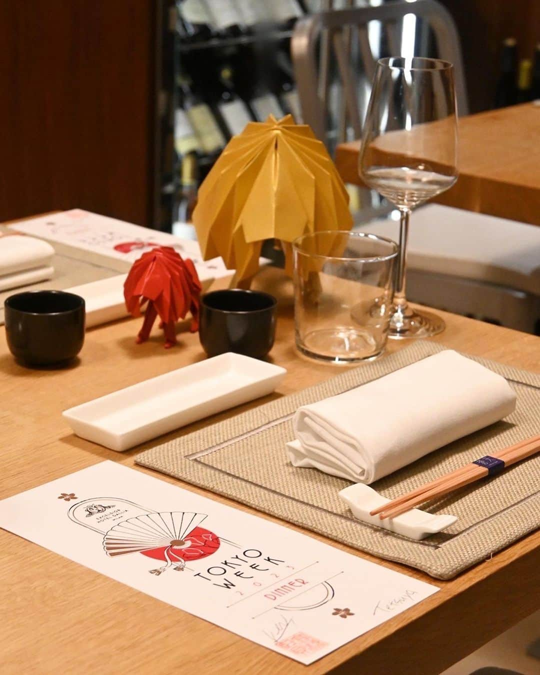 ザ・プリンスギャラリー 東京紀尾井町のインスタグラム：「【JAPANESE DINNER in MILAN】  当ホテルと同じくラグジュアリーコレクションに加盟する「エクセルシオールホテル・ガリア @excelsiorhotelgallia 」が主催する特別なイベント「TOKYO WEEK 2023」。  本日は、当ホテルの料理長 髙橋賢と寿司シェフ山田哲也がこの日のために考案した和食コースを披露しました。 日本でポピュラーな料理にイタリアの食材を組み合わせ、寿司をペアリングする新しいスタイルのコース料理。 デザートは、エクセルシオールホテル ・ガリアのエグゼクティブペストリーシェフ ステファノ・トローヴィシ氏がコラボレーション。  食文化の垣根を超えたインスピレーションの融合による美食はゲストの感性を刺激する一夜になりました。  私達のGM芝田尚子もミラノに到着。同ホテルのGM ジャンリコ・エスポージト氏とともに。ミラノと東京、2人のGMの共演で多くのお客さまをお迎えしました。 最終日まで真心を込めて。Salute! 🇮🇹🇯🇵  The special event "TOKYO WEEK 2023" was organised by the Excelsior Hotel Galleria @excelsiorhotelgallia, which is also a member of the Luxury Collection like our hotel. Today, our hotel's Executive chef, Ken Takahashi, and sushi head chef Tetsuya Yamada presented a Japanese course designed especially for the occasion.  This new style of course meal combined popular Japanese dishes with Italian ingredients and paired with sushi. Desserts were collaborated by Stefano Trovisi, Executive Pastry Chef at Excelsior Hotel Gallia.  The gastronomic fusion of inspirations that crossed the boundaries of culinary cultures made for an evening that stimulated the guests' senses.  Our GM Naoko Shibata also arrived in Milan. With the hotel's GM Gianrico Esposito. We welcomed many guests in Milan and Tokyo with the joint performance of two. Salute! 🇮🇹🇯🇵  Share your own images with us by tagging @princegallerytokyokioicho  ————————————————————— #theluxurycollection #princehotels #tokyohotel #marriottbonvoy #theprincegallerytokyokioicho #tokyohotelstay #tokyoweek #japanesefood #milan #excelsiorhotelgallia #washoku #ザプリンスギャラリー東京紀尾井町 #東京ホテル #イタリア #ミラノ #東京ウィーク #和食」