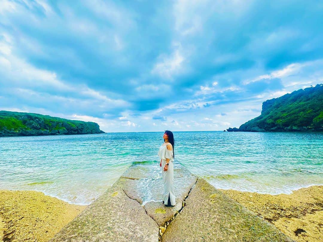 森恵のインスタグラム：「ウクの浜。 撮影したい場所が沢山ある。  #沖縄 #ウクの浜」