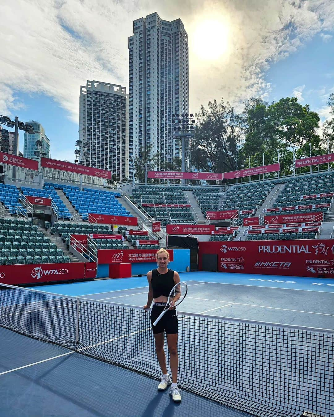 エリーゼ・メルテンスさんのインスタグラム写真 - (エリーゼ・メルテンスInstagram)「First time in Hong Kong 🥰🎾 #hongkong #tennis」10月7日 19時21分 - mertenselise