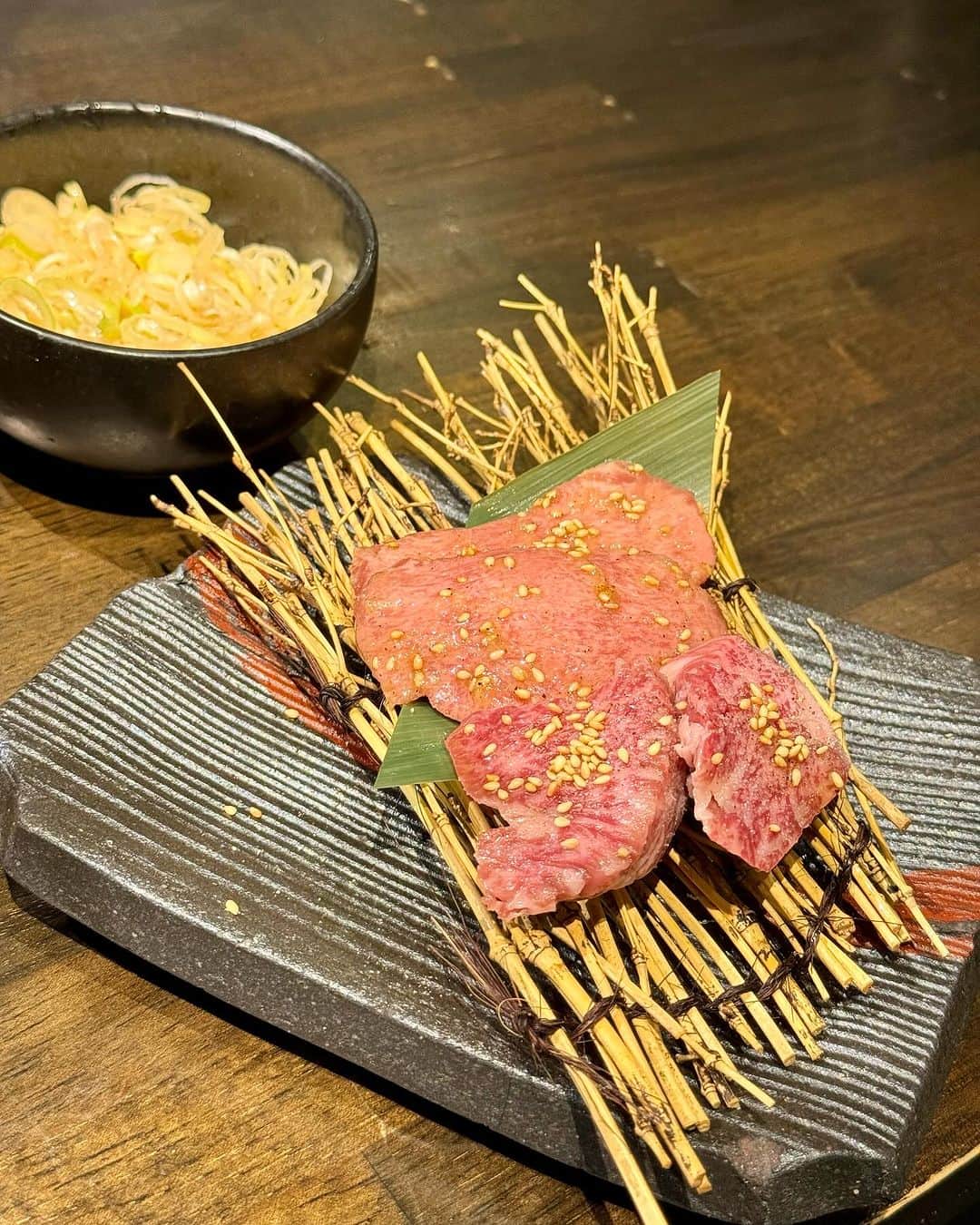 りなたろすさんのインスタグラム写真 - (りなたろすInstagram)「⁡ 大好きお肉投稿🥓🥩🍗🍖 ⁡ 炭火焼ホルモン ぐう 新宿 ( @gu_shinjuku ) ⁡ ⁡ 一番最初のお通しのキャベツから 美味しかった🥗ｺﾁｭｼﾞｬﾝﾏﾖとごま塩ドレッシングで🫶🏻 ここお肉ももちろんなんだけど お野菜すごく美味しかったのー！🤤 ⁡ キムチなんて甘辛で みずみずしすぎてほんとに 美味しすぎてお持ち帰りしたかった🌶( ⸝⸝･̆⤚･̆⸝⸝) ⁡ ⁡ 備長炭の炭火なのも 焼肉好きとしてはポイント高い！！ 炭火がなんだかんだいちばん美味しい🥹 ⁡ ⁡ ⁡ 全11種類の部位を焼肉で🍖 最上級のお得な飲み放題付きプレミアムプラン🍻 食べてきたよ😋🍖🍴 ⁡ ⁡ ୨୧┈┈┈┈┈┈┈┈┈┈┈┈┈┈┈┈┈┈୨୧ ⁡ 🍽 【極コース（全17品＋2ｈ飲放付）】 ⁡ ・★ぐう名物★浅漬けキムチ ・本日の煮込み ・本日のお刺身 ・極タン ・特選赤身 ・ホルモン 3種盛り（塩） ～例：トントロ・コメカミ・ガツ～ ・ホルモン ３種盛り（タレ） ～例：ホルモン・マルチョウ・アカセン～ ・飲めるロース ・カルビ ・ハラミ ・オンザライス ・本場 盛岡ミニ冷麺 ・アイスクリーム ⁡ ୨୧┈┈┈┈┈┈┈┈┈┈┈┈┈┈┈┈┈┈୨୧ ⁡ ⁡ 焼肉屋さんのコースでは 珍しいラインナップにウキウキദ്ദിᐢ- ̫-ᐢ₎ ⁡ ⁡ 本日のお刺身の センマイ刺しはコリシャキ食感が最高！ お肉来る前なのになかなかの満足感💮💯 ⁡ ⁡ 待ってましたのお肉ゾーン🍖 極みタンはとっても柔らかいのに歯切れのいい コリっとした食感がたまらない…(*`ڡ´●) ⁡ おかわり自由のネギは タンとの相性言わずもがな最強🥲✨✨ ⁡ 特選赤身のハラミは今まで食べたハラミの中で いちばん美味しかった…🥹🫶🏻 ⁡ その後のハラミも美味しかったんだけど 更に特選のおいしさがわかったよ( ⸝⸝･̆⤚･̆⸝⸝) ⁡ ⁡ ここのお店のお肉は 全部味付けがされているのでタレ不要なのも🫶🏻 ⁡ ⁡ ホルモン3種盛りは ハツ シビレ 豚レバー ホルモン ハチノス アカコリ が来ました(ˊ⸝⸝o̴̶̷ ̫ o̴̶̷⸝⸝ˋ) 色んな部位のホルモン楽しめるの嬉しい🫶🏻 ⁡ ⁡ ⁡ とにかくコスパ〇で とっても美味しかった🤤🩷 ⁡ ⁡ ━━━━━━━━━━━━━━━━━━━━ ⁡ 📍東京都中央区銀座6-7-6 ラペビル 5F ⁡ 🚃新宿駅西口から徒歩５分 西武新宿駅から徒歩３分 西新宿駅から徒歩３分 西武新宿駅から211m 🚶🏻💨 ⁡ 🕐【全日】17:00〜23:00(L.O.22:00) ⁡ ⭕️日曜営業 ⁡ 🗓予約可 ⁡ 💰○現金/カード ‪‪✕‬電子マネー/QRコード決済 ⁡ 🚭禁煙 ⁡ 🚗無 ⁡ 📞0359373729 ⁡ ━━━━━━━━━━━━━━━━━━━━ ⁡ ⁡ ⁡ ⁡ ⁡ #PR #炭火焼ホルモンぐう新宿 #炭火焼ホルモンぐう新宿 #新宿焼肉 #新宿ホルモン #新宿ディナー #新宿グルメ #新宿焼肉ディナー #新宿ディナー #東京焼肉 #焼肉コース #焼肉グルメ #お手頃焼肉 #焼肉スタグラム #グルメ女子 #大食い女子」10月7日 19時21分 - 1103r_h