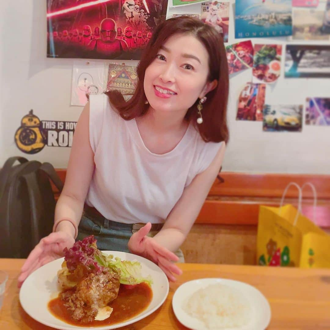 木谷有里のインスタグラム：「Oh!Way!風 牛すじシチューかけハンバーグステーキ✨  粗挽きの大きなハンバーグ！ とっても美味しかったです♪  #ハンバーグ　#Oh!Way」