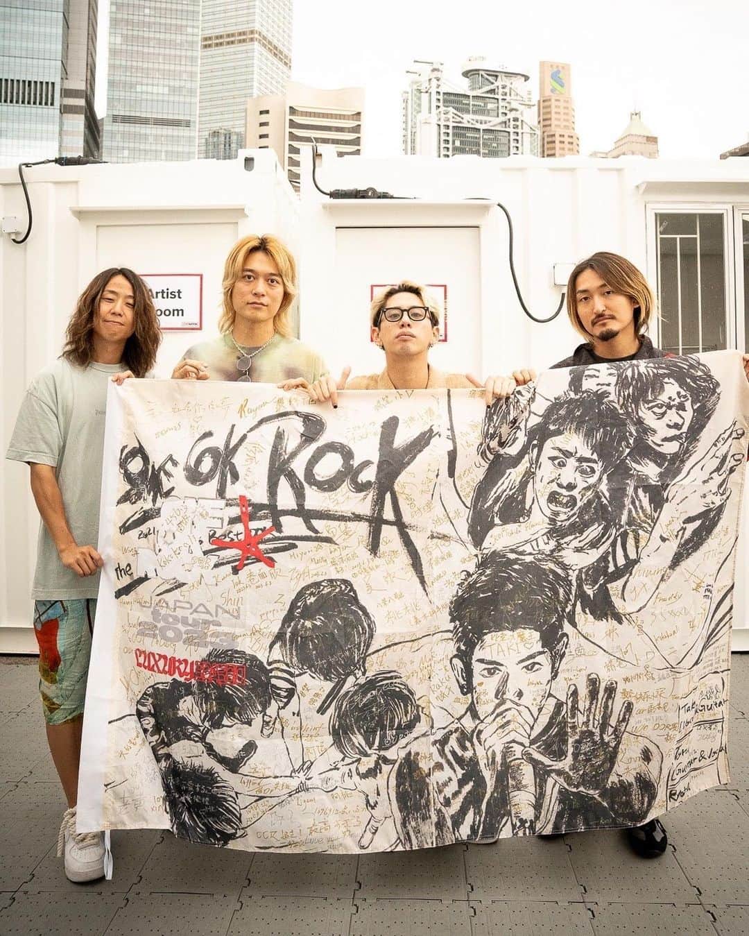 Tomoyaさんのインスタグラム写真 - (TomoyaInstagram)「I am really sad that the show was cancelled. I'm really sorry.  I will definitely come back so please wait for us. Love you guys Hong Kong :)  @ruihashimoto 📸」10月7日 19時23分 - tomo_10969
