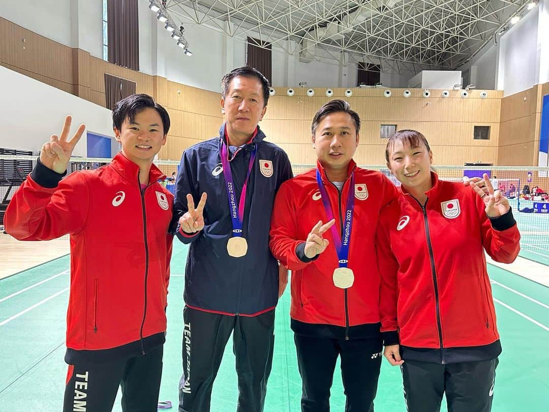 東野有紗さんのインスタグラム写真 - (東野有紗Instagram)「アジア大会🥈 一歩ずつ前進。 悔しい結果に終わってしまったけど、ここまで戦い抜けた事は自分たちにとって大きな糧になりました。 まだまだ強くなれる！！そう思った大会でした。どんな時も強い気持ちを持って頑張ります。 常に、周りの方々への感謝の気持ちを忘れず、初心の気持ちを忘れず。 たくさんの応援ありがとうございました😊💐  #アジア大会 #ワタガシ　 @badmintonphoto_official」10月7日 19時24分 - aripei.meee