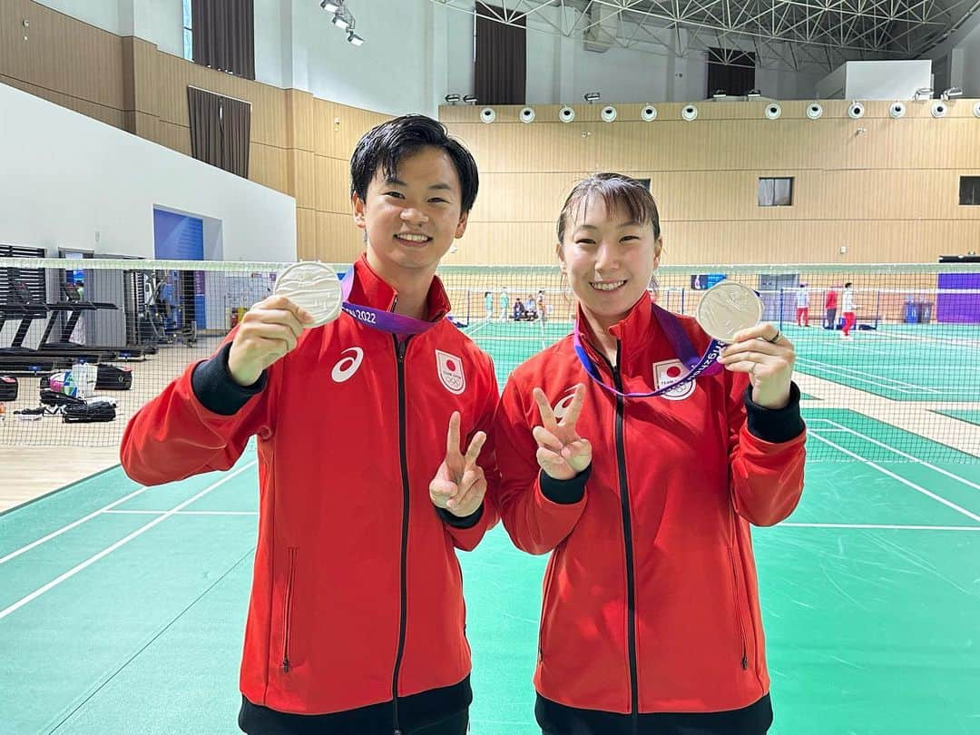 東野有紗さんのインスタグラム写真 - (東野有紗Instagram)「アジア大会🥈 一歩ずつ前進。 悔しい結果に終わってしまったけど、ここまで戦い抜けた事は自分たちにとって大きな糧になりました。 まだまだ強くなれる！！そう思った大会でした。どんな時も強い気持ちを持って頑張ります。 常に、周りの方々への感謝の気持ちを忘れず、初心の気持ちを忘れず。 たくさんの応援ありがとうございました😊💐  #アジア大会 #ワタガシ　 @badmintonphoto_official」10月7日 19時24分 - aripei.meee