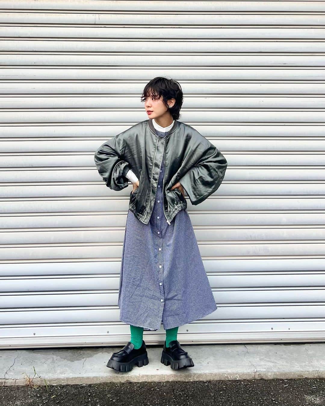 光永さんのインスタグラム写真 - (光永Instagram)「秋コーデ🍂 お上品ワンピースに、光沢あるブルゾン羽織ってかっこよく🩶 ワンピースのカフス部分キュッとなっててすごい好き。アウターの袖のギャザーも好き。 秋楽しい〜〜 ㅤㅤㅤㅤㅤㅤㅤㅤㅤㅤㅤㅤ ブルゾン：#AIC ワンピース：#merlot ソックス：#靴下屋 ローファー：#EMODA ㅤㅤㅤㅤㅤㅤㅤㅤㅤㅤㅤㅤ #ootdjapan #秋コーディネート #レイヤードコーデ #ショートパーマ #ウルフパーマ #エーアイシー #マニッシュコーデ #pr」10月7日 19時24分 - hinata_official__