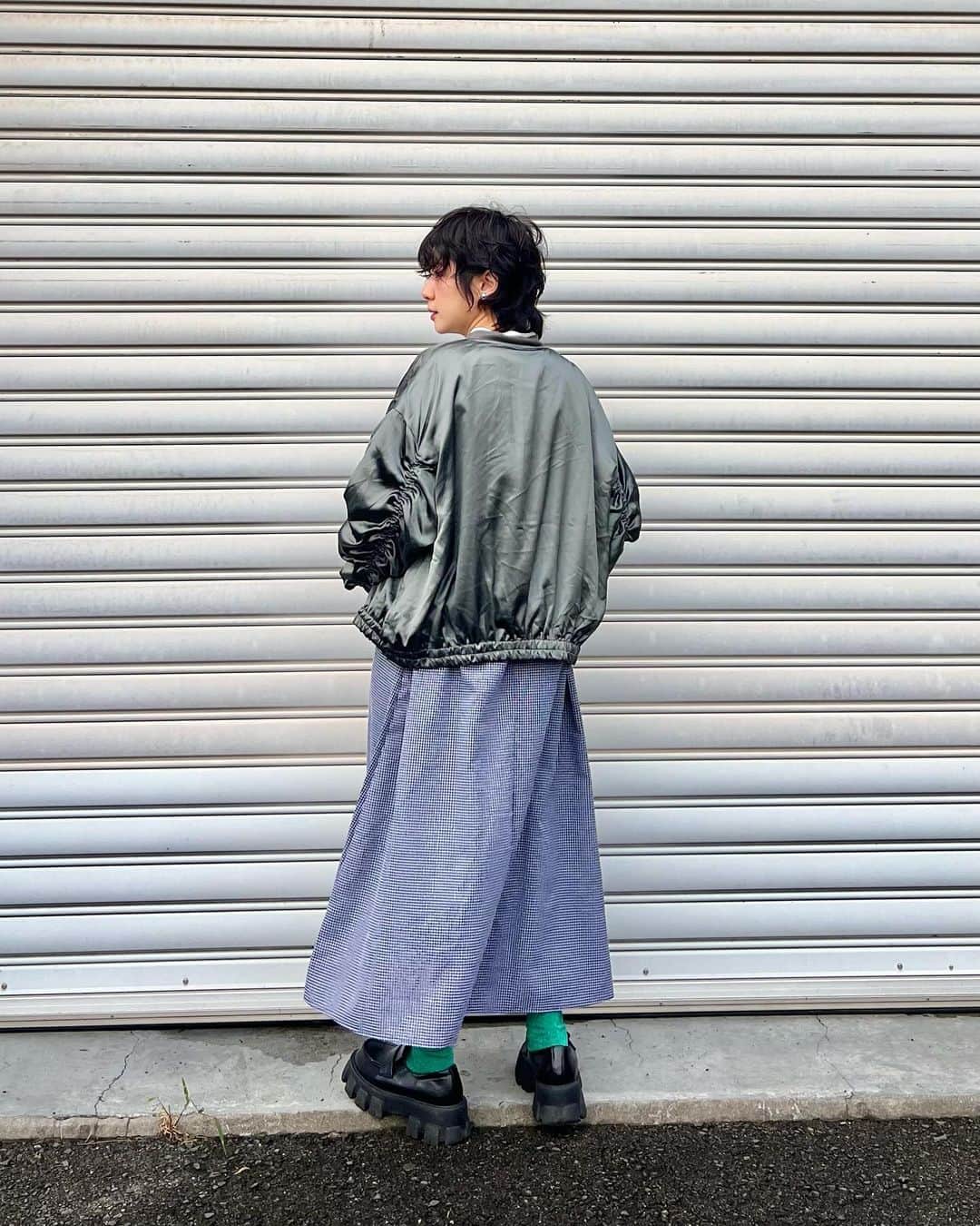 光永さんのインスタグラム写真 - (光永Instagram)「秋コーデ🍂 お上品ワンピースに、光沢あるブルゾン羽織ってかっこよく🩶 ワンピースのカフス部分キュッとなっててすごい好き。アウターの袖のギャザーも好き。 秋楽しい〜〜 ㅤㅤㅤㅤㅤㅤㅤㅤㅤㅤㅤㅤ ブルゾン：#AIC ワンピース：#merlot ソックス：#靴下屋 ローファー：#EMODA ㅤㅤㅤㅤㅤㅤㅤㅤㅤㅤㅤㅤ #ootdjapan #秋コーディネート #レイヤードコーデ #ショートパーマ #ウルフパーマ #エーアイシー #マニッシュコーデ #pr」10月7日 19時24分 - hinata_official__