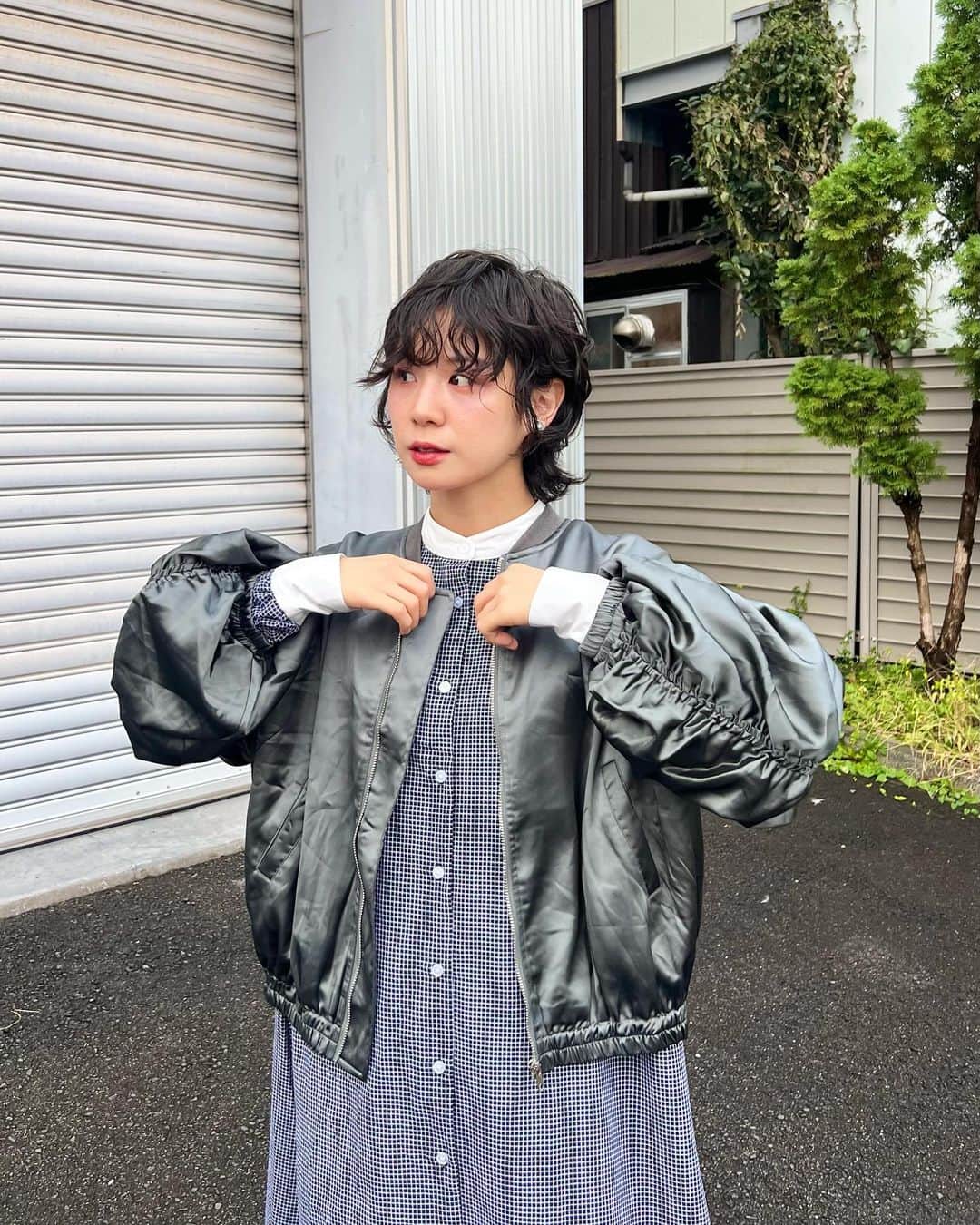 光永さんのインスタグラム写真 - (光永Instagram)「秋コーデ🍂 お上品ワンピースに、光沢あるブルゾン羽織ってかっこよく🩶 ワンピースのカフス部分キュッとなっててすごい好き。アウターの袖のギャザーも好き。 秋楽しい〜〜 ㅤㅤㅤㅤㅤㅤㅤㅤㅤㅤㅤㅤ ブルゾン：#AIC ワンピース：#merlot ソックス：#靴下屋 ローファー：#EMODA ㅤㅤㅤㅤㅤㅤㅤㅤㅤㅤㅤㅤ #ootdjapan #秋コーディネート #レイヤードコーデ #ショートパーマ #ウルフパーマ #エーアイシー #マニッシュコーデ #pr」10月7日 19時24分 - hinata_official__